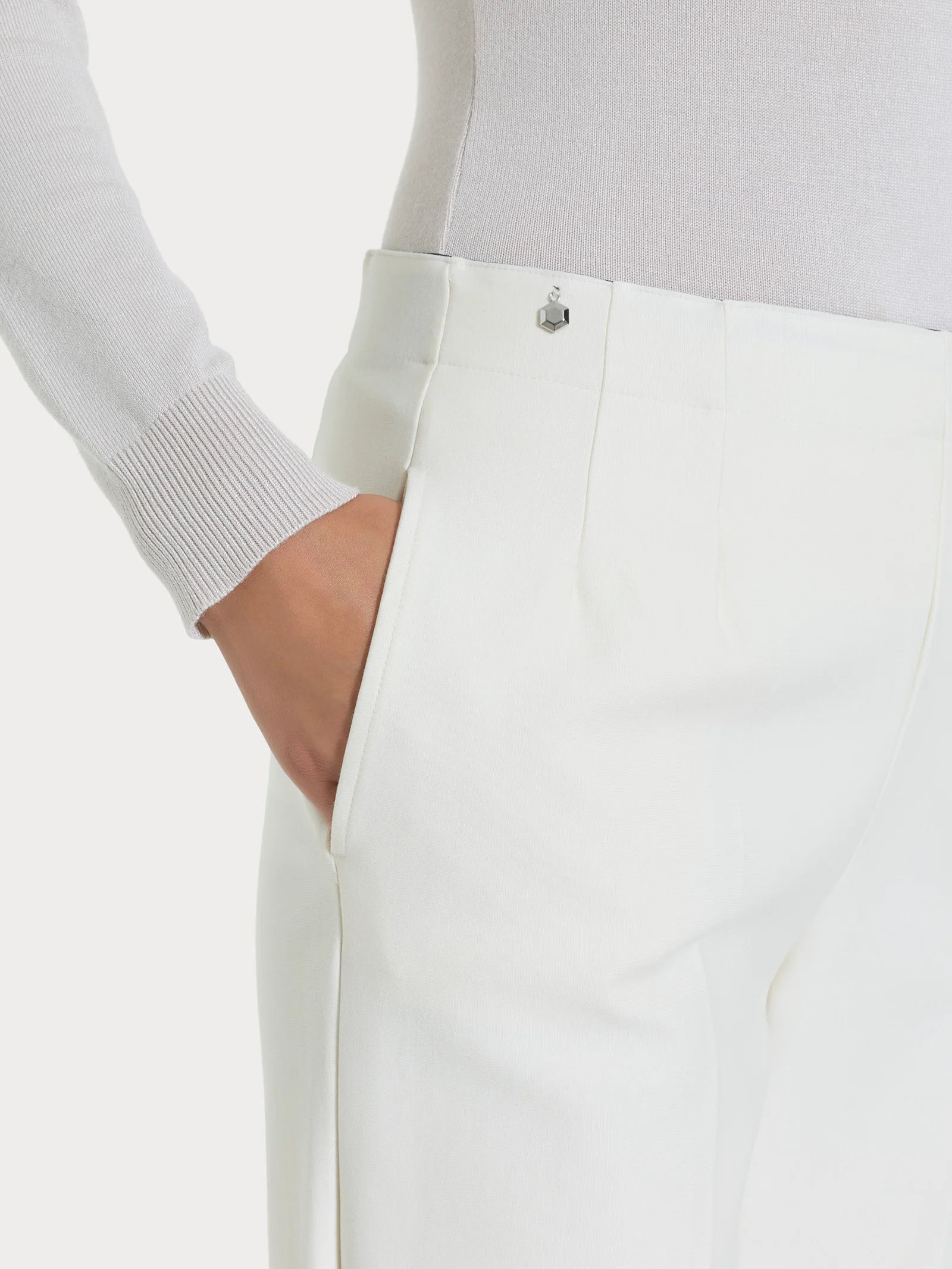 Pantalone a carota con tasche in tessuto Compact - Marmalade - Image 3