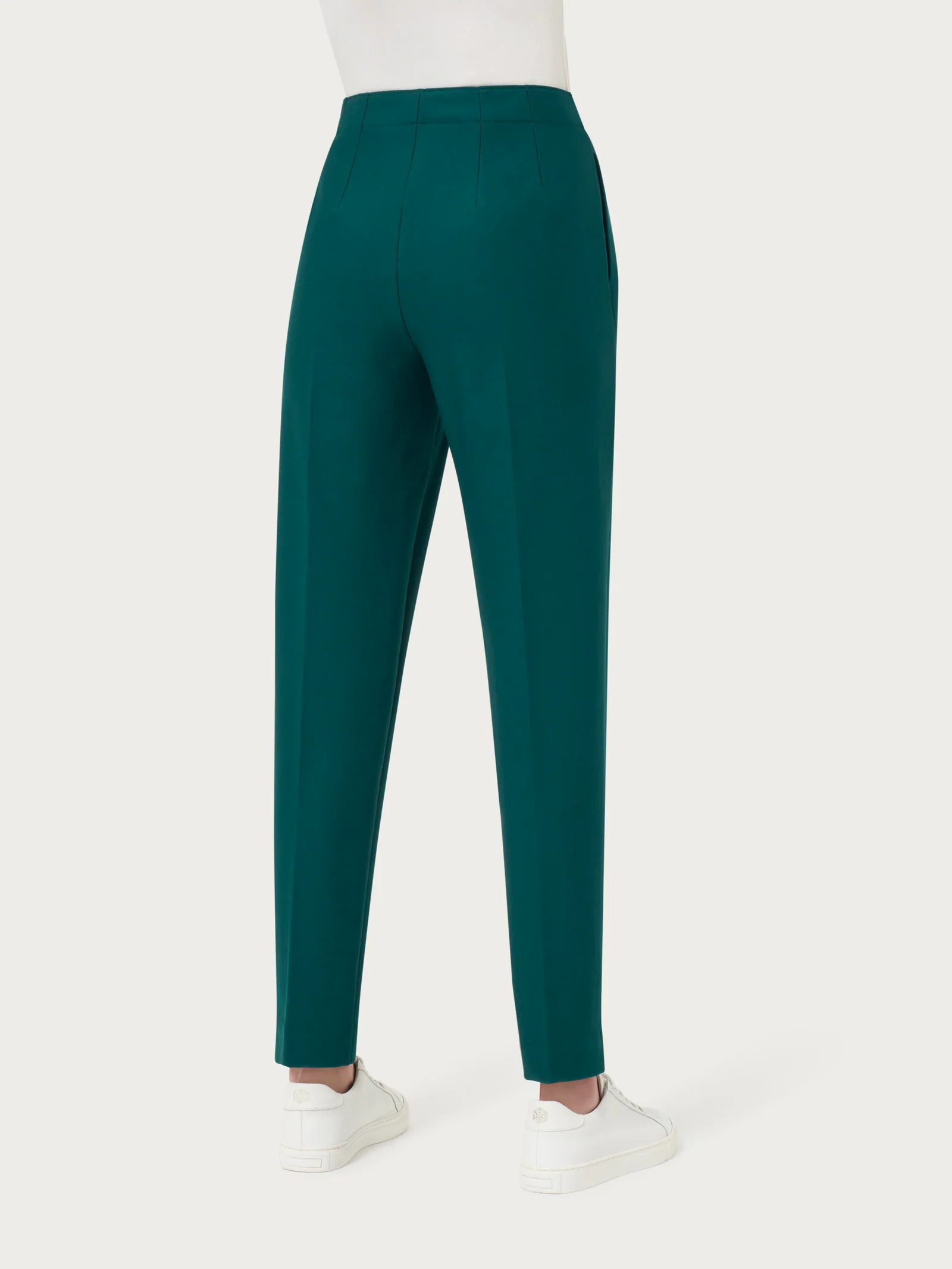 Pantalone a carota con tasche in tessuto Compact - Rain Forest - Image 2