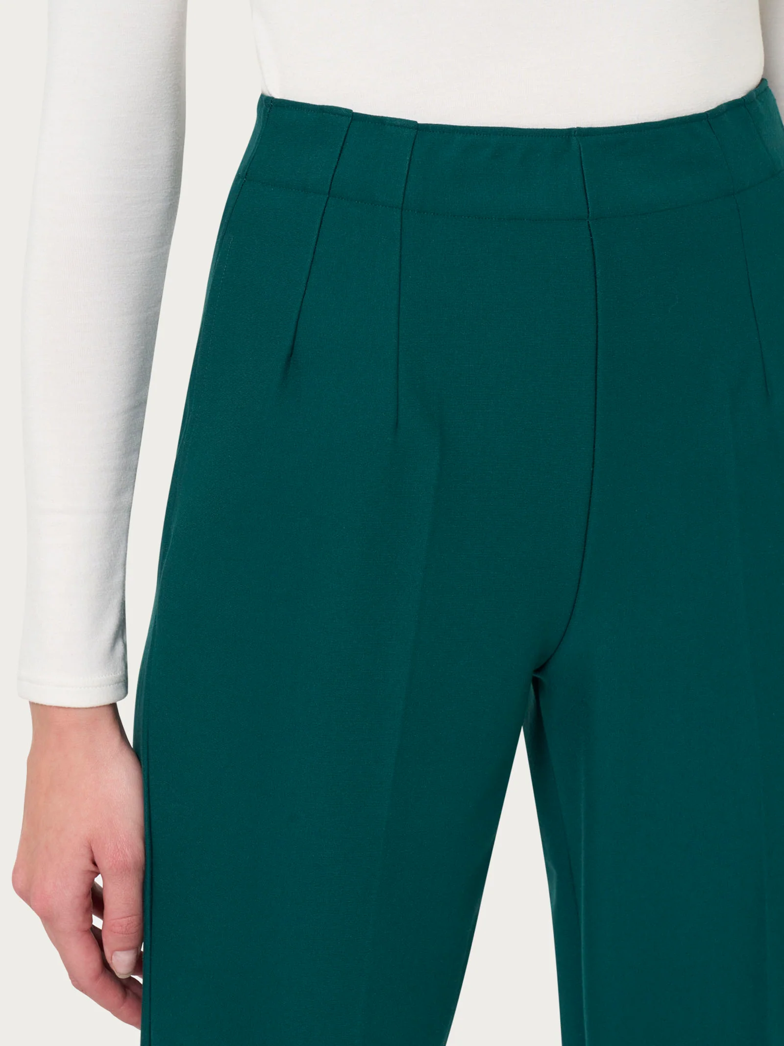 Pantalone a carota con tasche in tessuto Compact - Rain Forest - Image 3