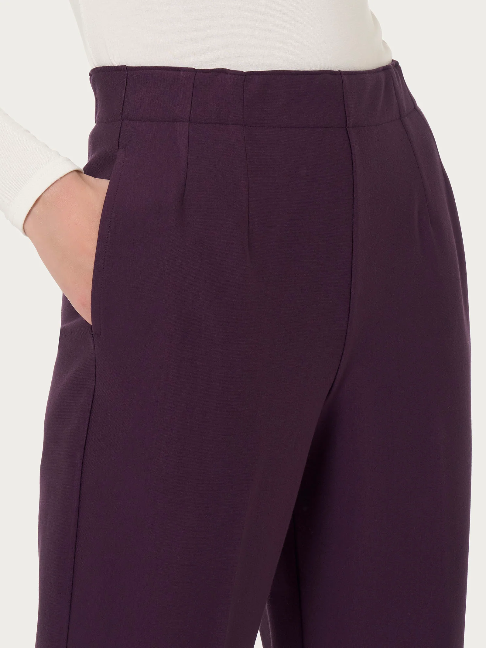 Pantalone a carota con tasche in tessuto Compact - Plum Perfect - Image 3