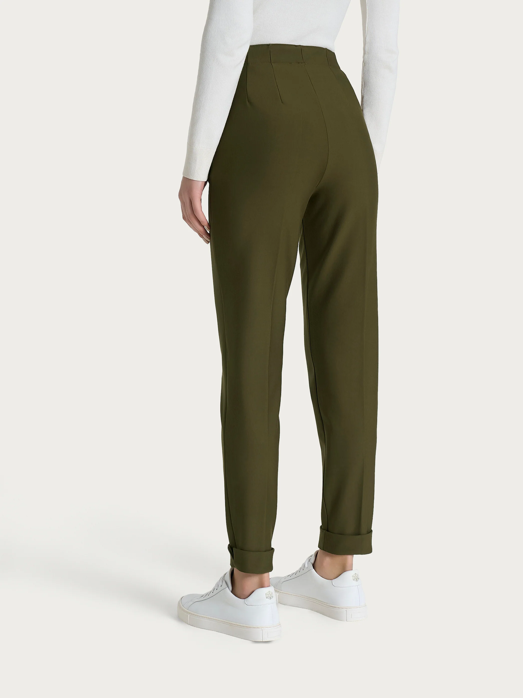 Pantalone a carota con tasche in tessuto Compact - Dark Olive - Image 4