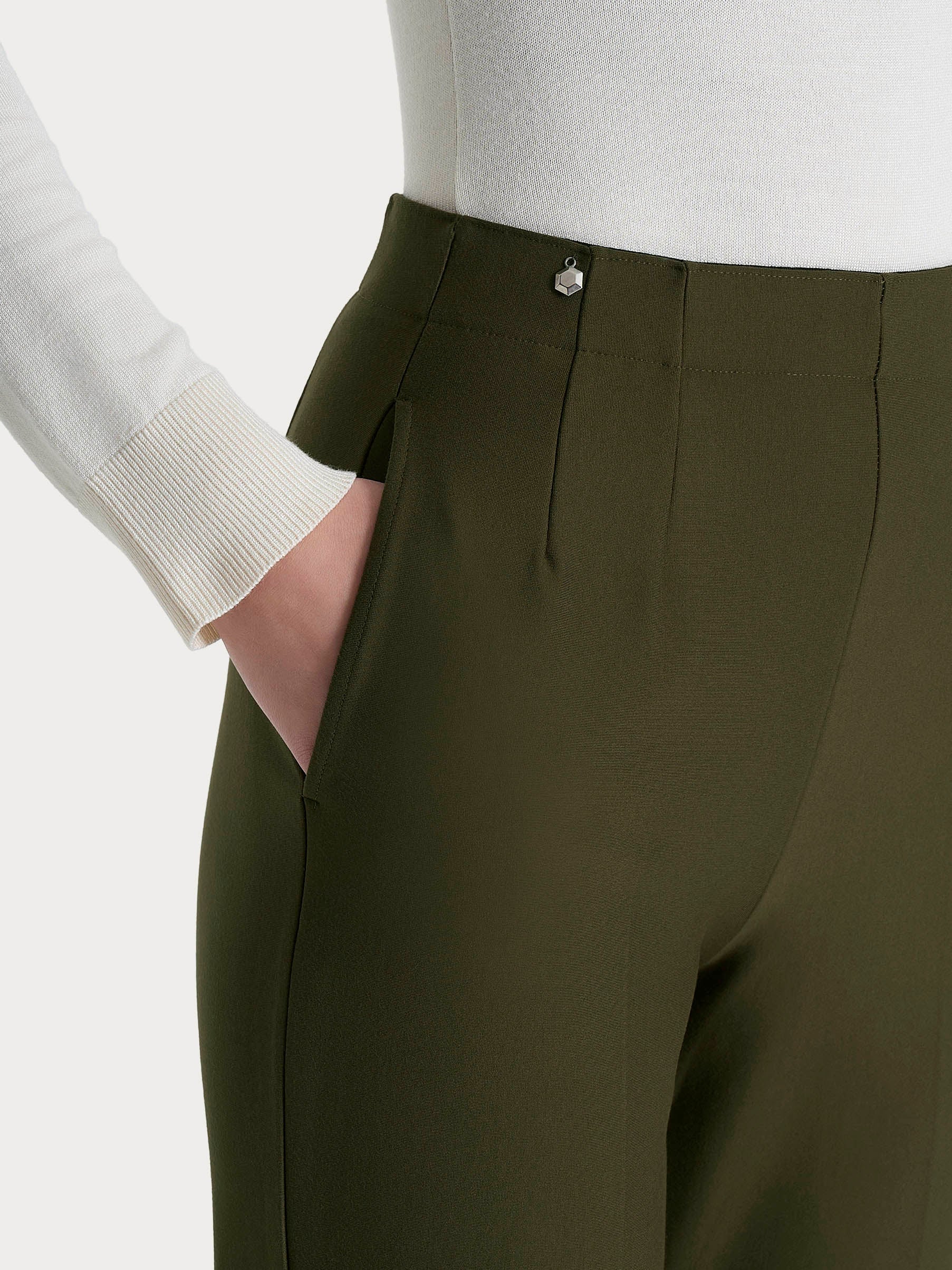 Pantalone a carota con tasche in tessuto Compact - Dark Olive - Image 5