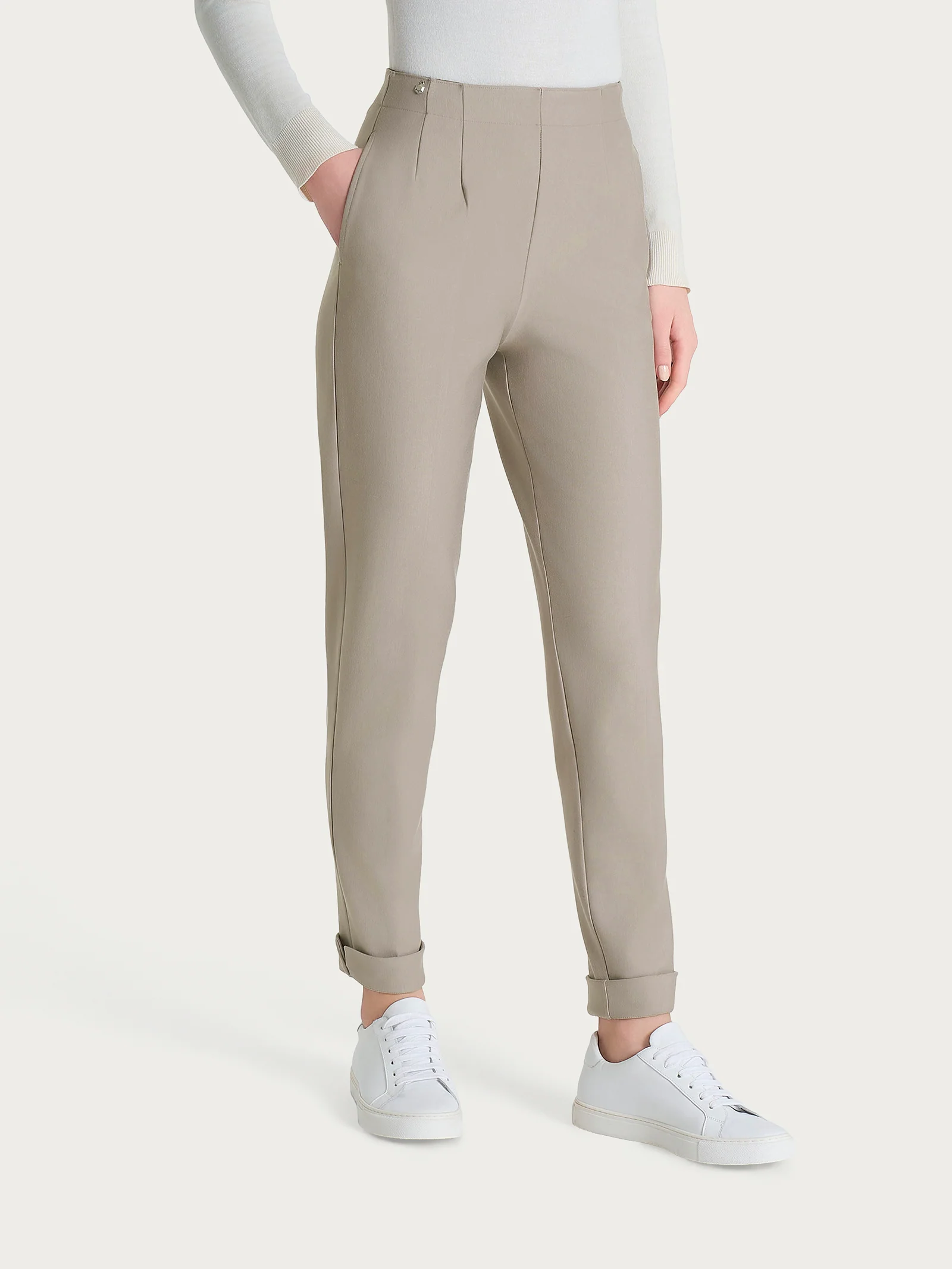 Pantalone a carota con tasche in tessuto Compact - String - Image 2