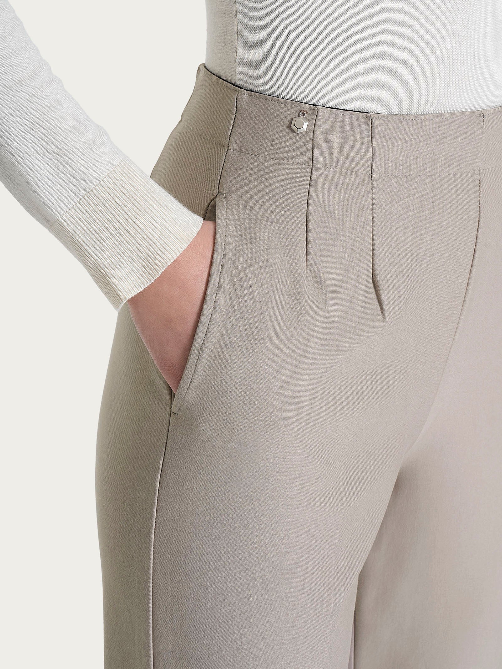 Pantalone a carota con tasche in tessuto Compact - String - Image 5