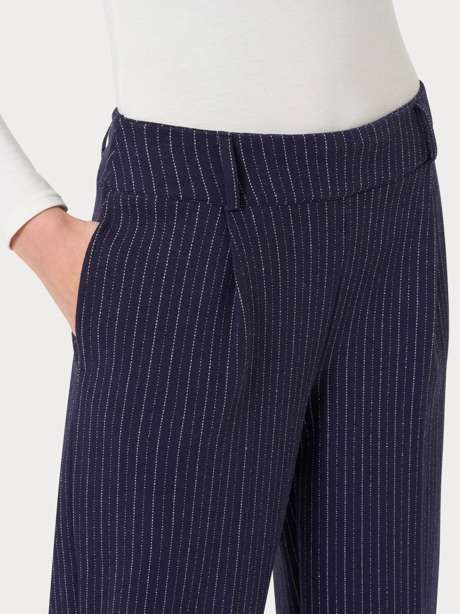 Pantalone a carota gessato con tasche e pinces in tessuto Eco Jacquard - Fant.Bleu - Image 3
