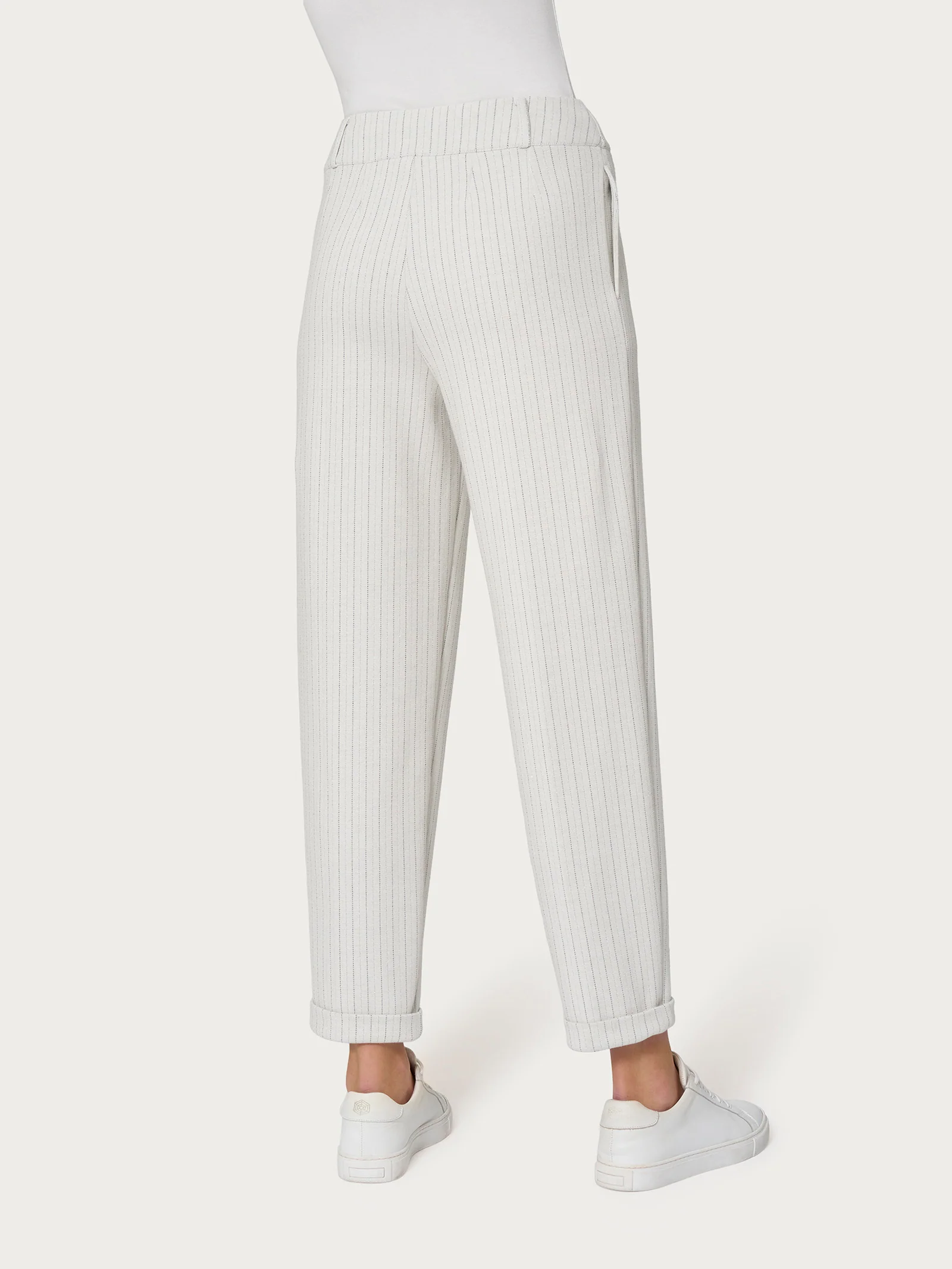 Pantalone a carota gessato con tasche e pinces in tessuto Eco Jacquard - Fant.Argento Mel. - Image 2