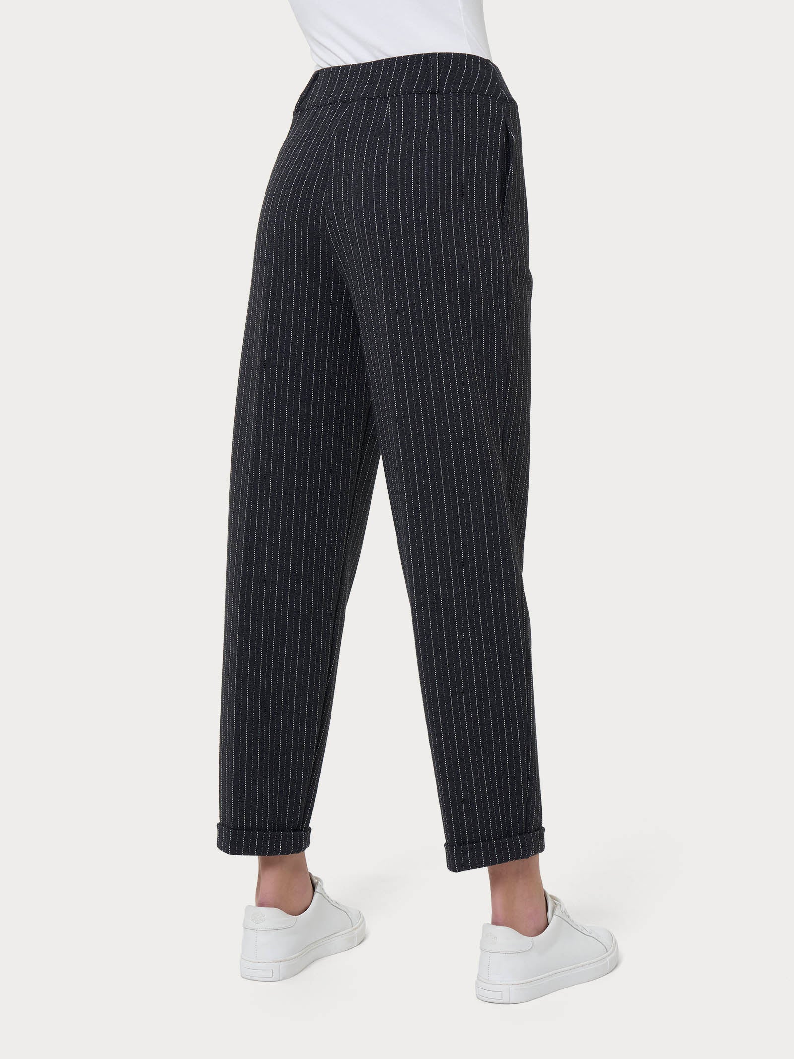 Pantalone a carota gessato con tasche e pinces in tessuto Eco Jacquard - Fant.Oscuro Mel - Image 2