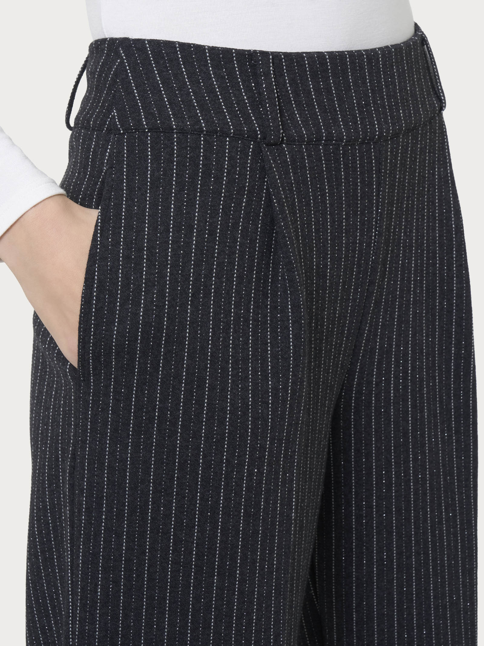 Pantalone a carota gessato con tasche e pinces in tessuto Eco Jacquard - Fant.Oscuro Mel - Image 3
