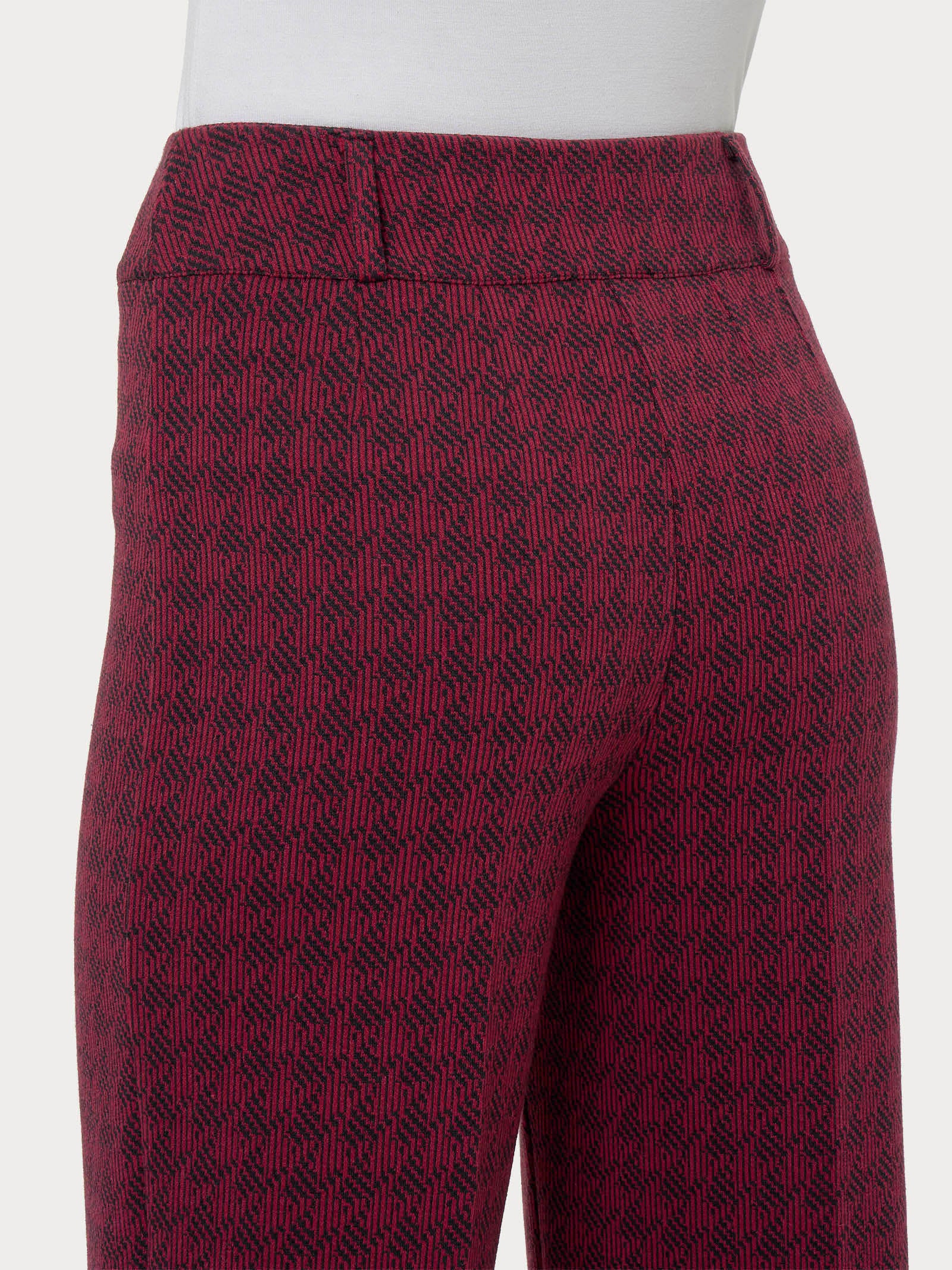 Pantalone a carota in tessuto Eco Jacquard - Fant. Tibetan Red - Image 3