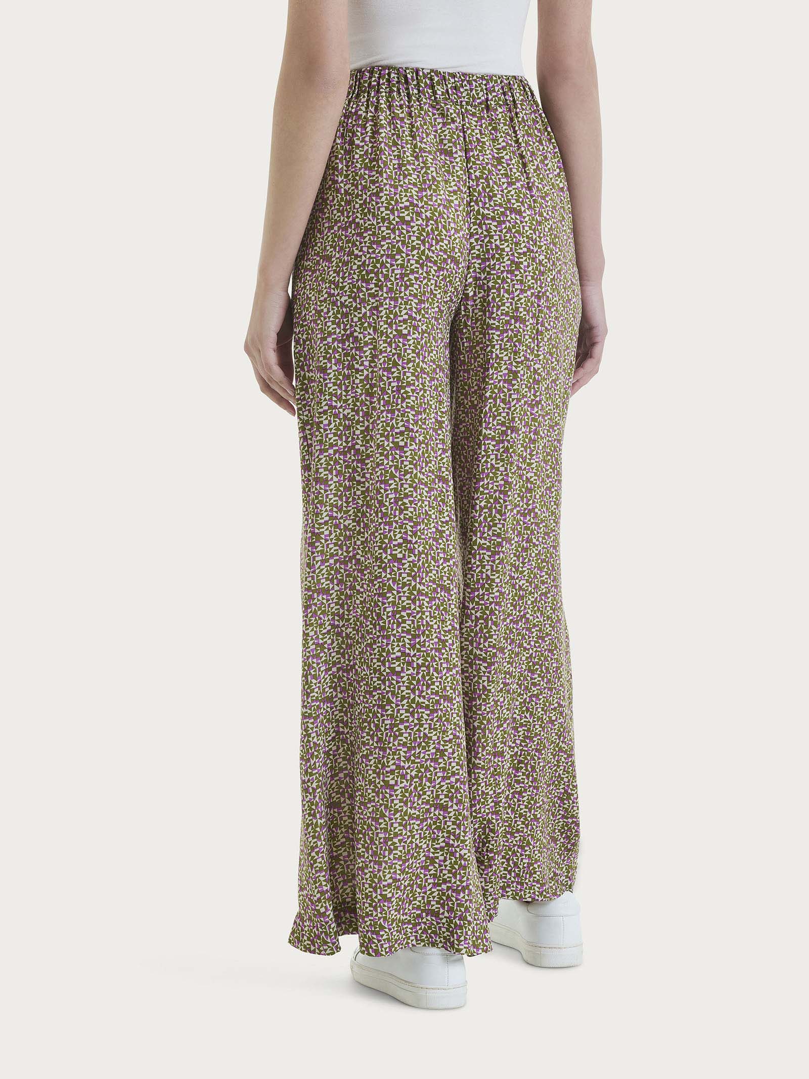 Pantalone a palazzo con tasche e geometic pattern in Ecoseta  - Fant. Cattleya Orchid - Image 2