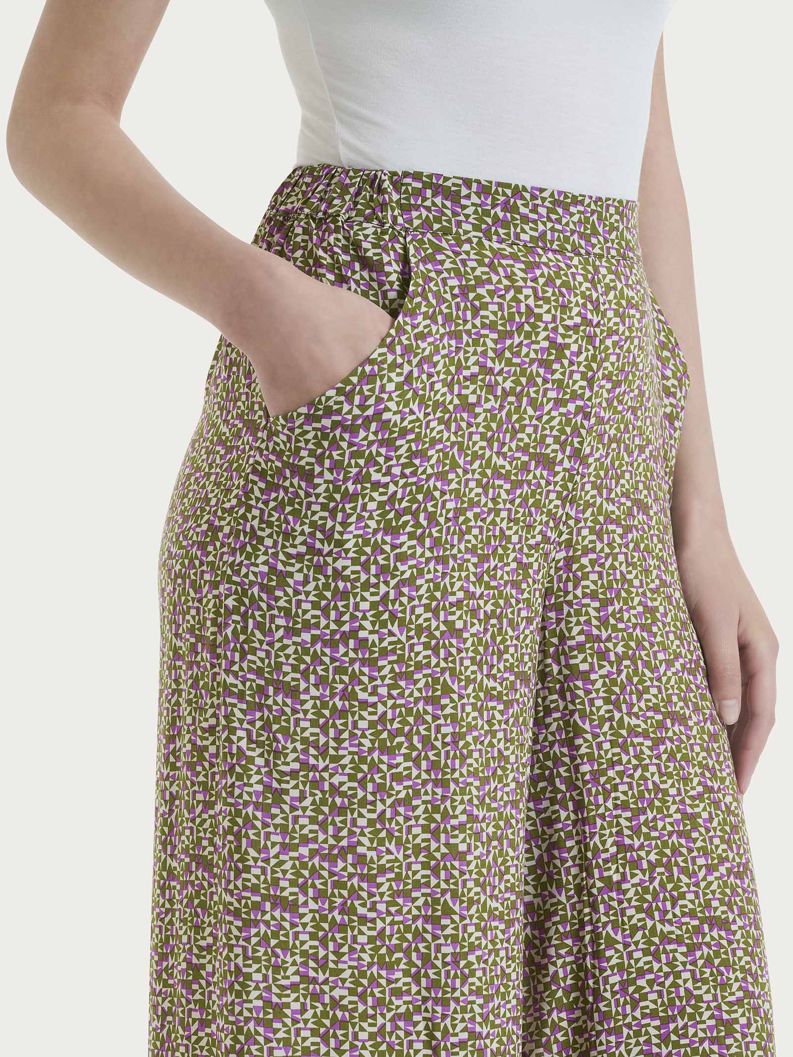 Pantalone a palazzo con tasche e geometic pattern in Ecoseta  - Fant. Cattleya Orchid - Image 3