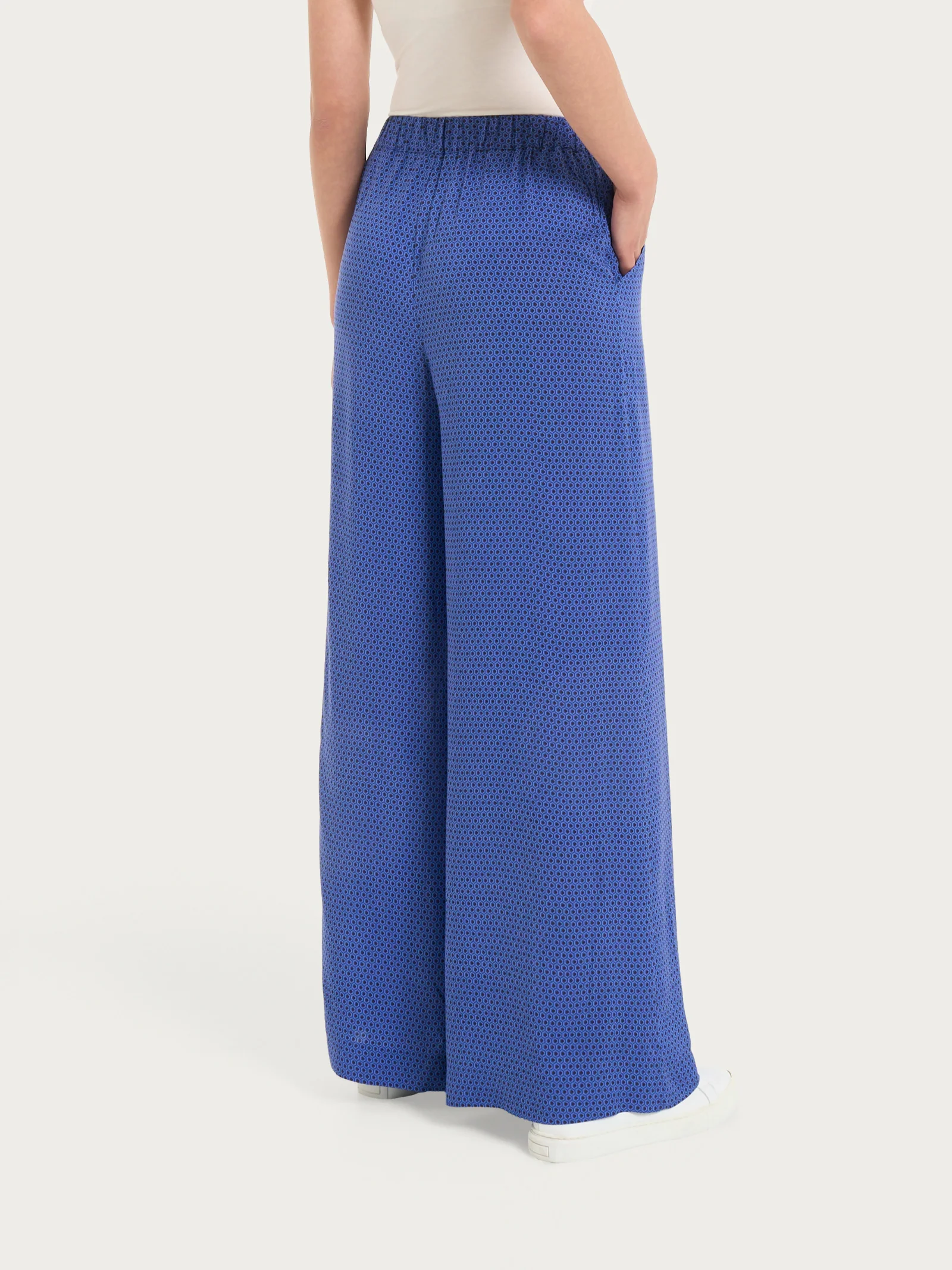 Pantalone a palazzo con tasche e hexagon pattern in Ecoseta  - Fant. Dazzling Blue - Image 2