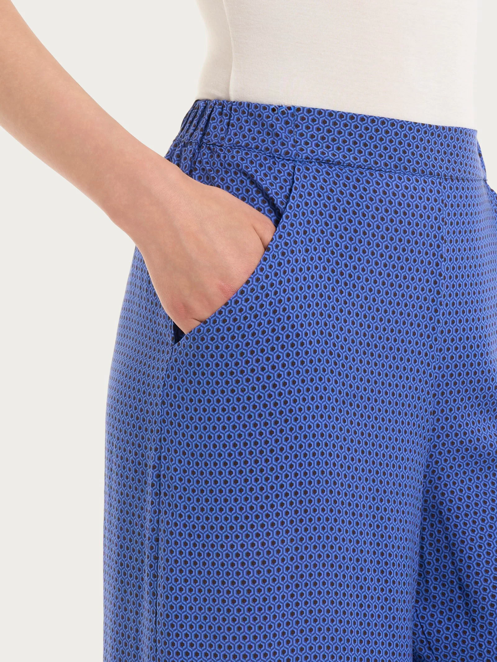 Pantalone a palazzo con tasche e hexagon pattern in Ecoseta  - Fant. Dazzling Blue - Image 3