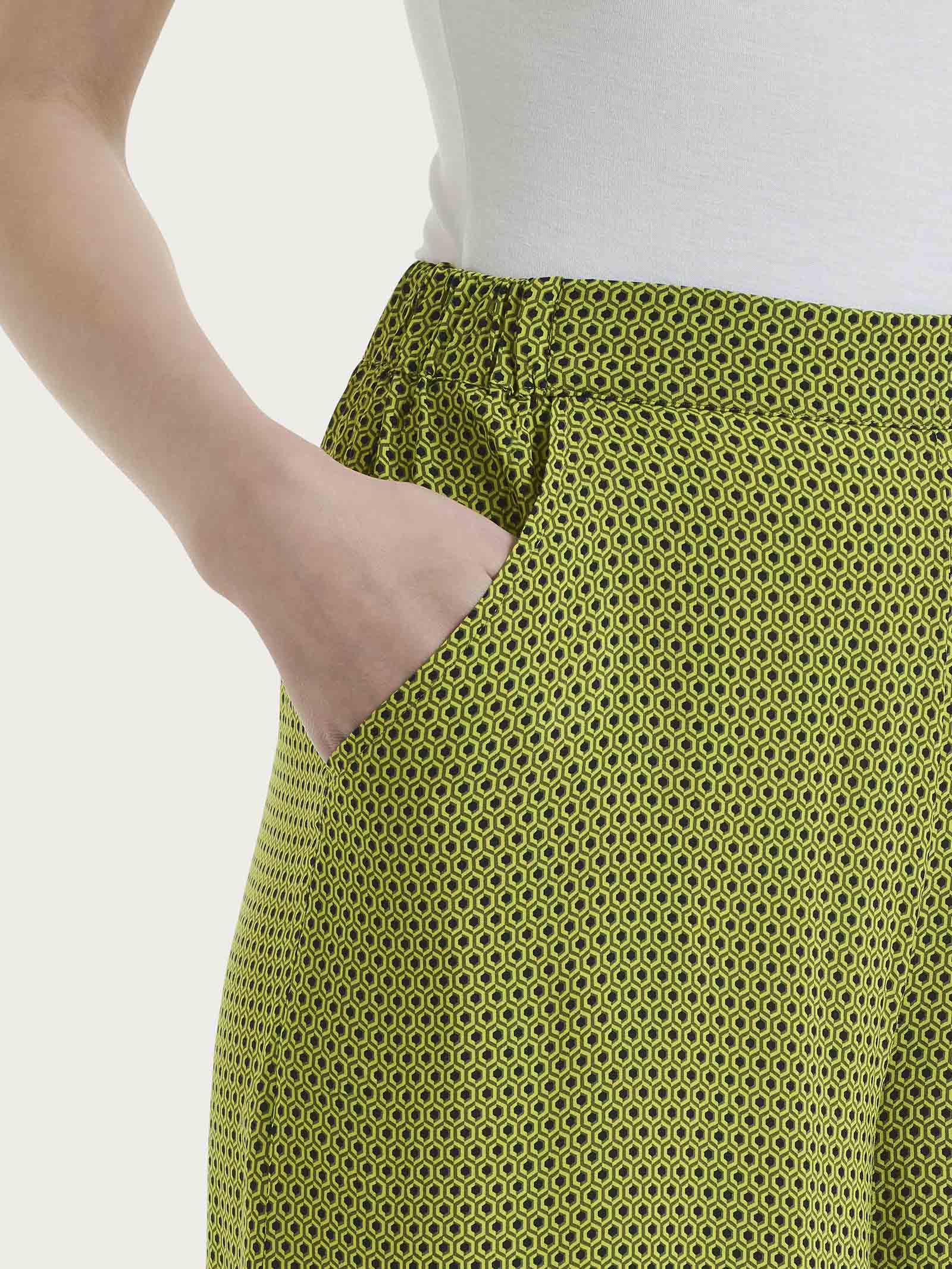 Pantalone a palazzo con tasche e hexagon pattern in Ecoseta  - Fant. Sphagnum - Image 3