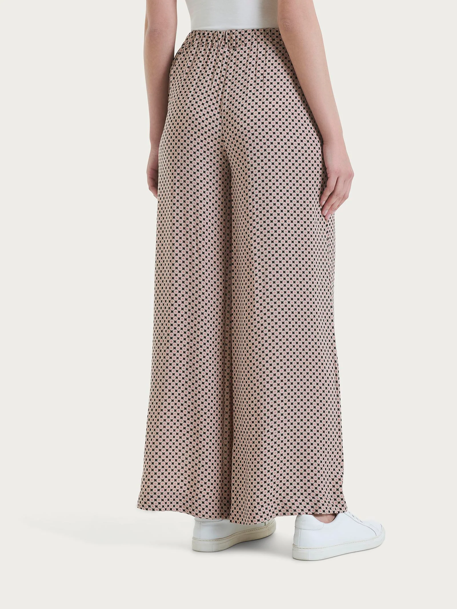 Pantalone a palazzo con tasche e micro pattern in Ecoseta  - Fant.Nero - Image 2