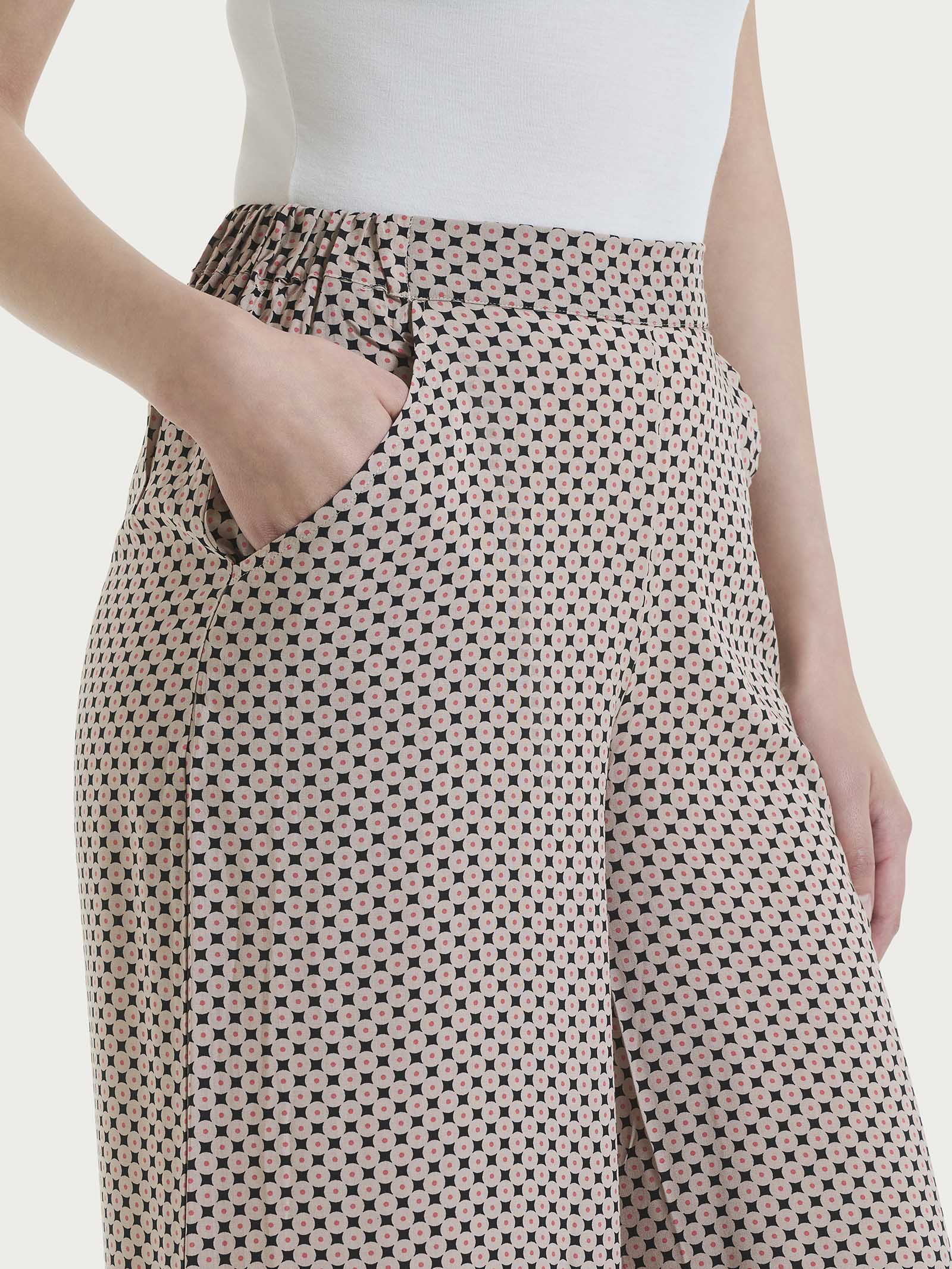 Pantalone a palazzo con tasche e micro pattern in Ecoseta  - Fant.Nero - Image 3