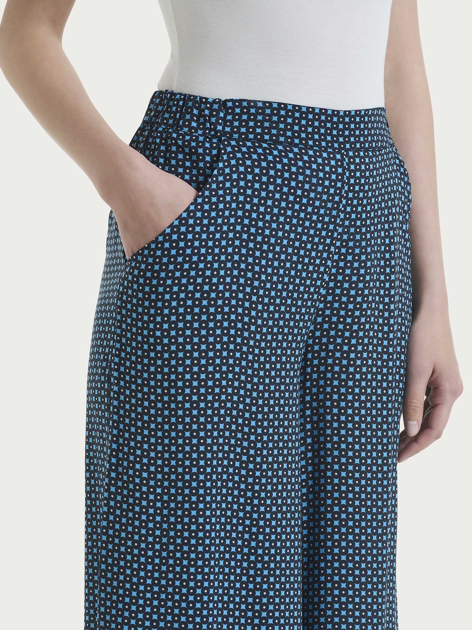 Pantalone a palazzo con tasche e micro pattern in Ecoseta  - Fant. Aquarius - Image 3