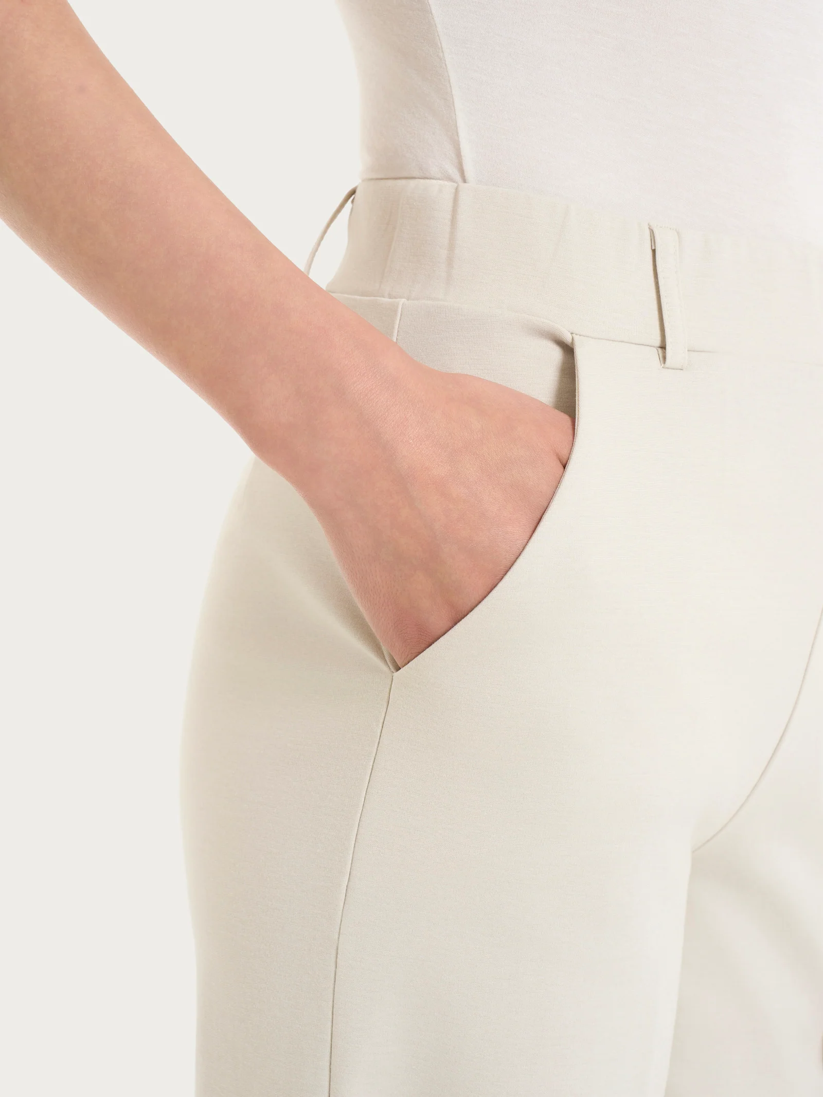 Pantalone a palazzo con tasche in Compact Light - Champignon - Image 4