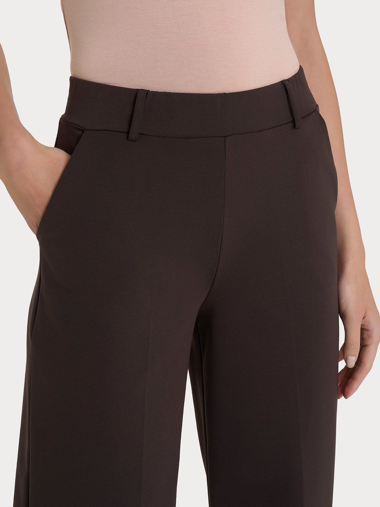 Pantalone a palazzo con tasche in Compact Light - Chocolate Torte - Image 3