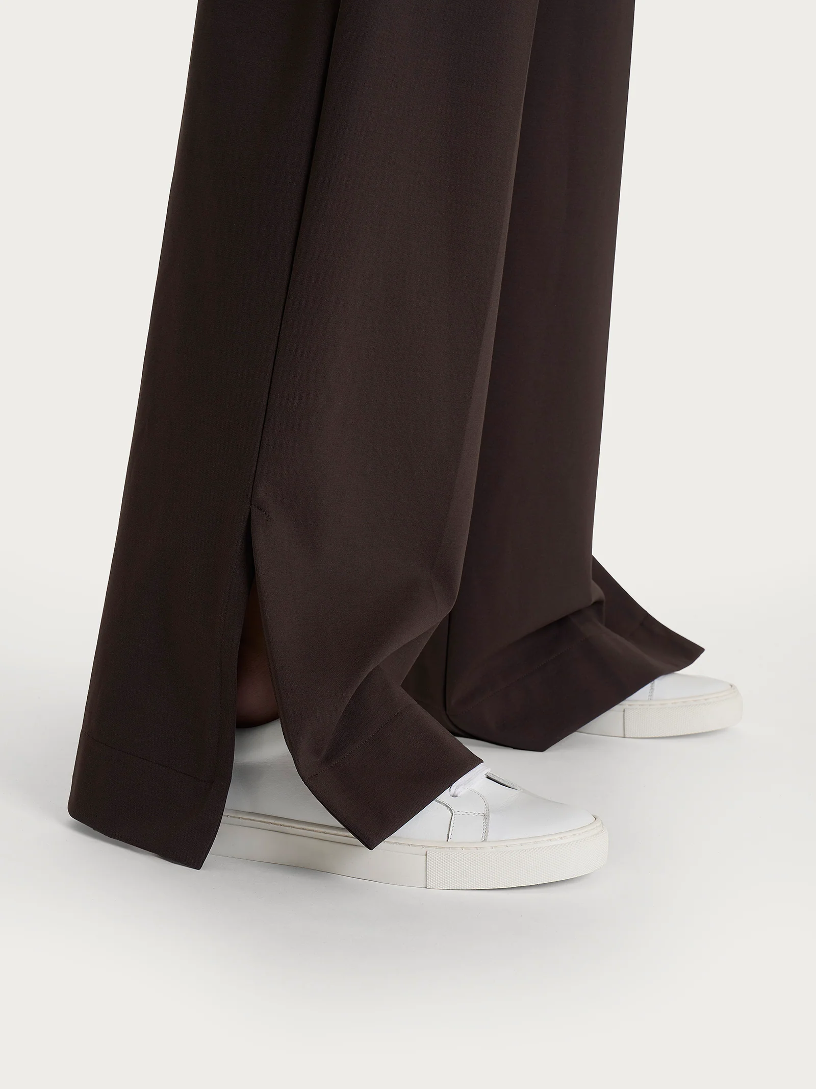 Pantalone a palazzo con tasche in Compact Light - Chocolate Torte - Image 4