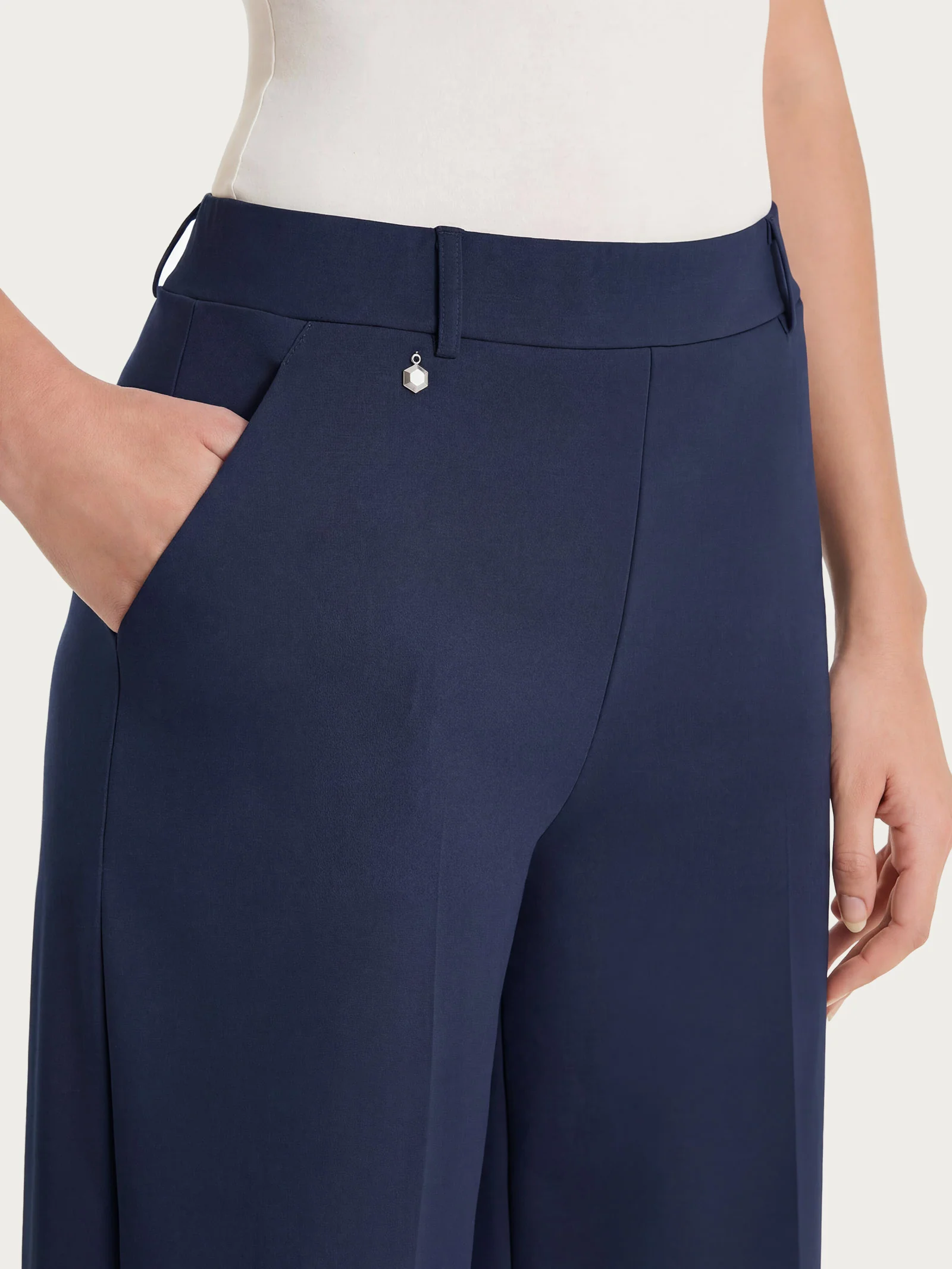 Pantalone a palazzo con tasche in Compact Light - Bleu - Image 3