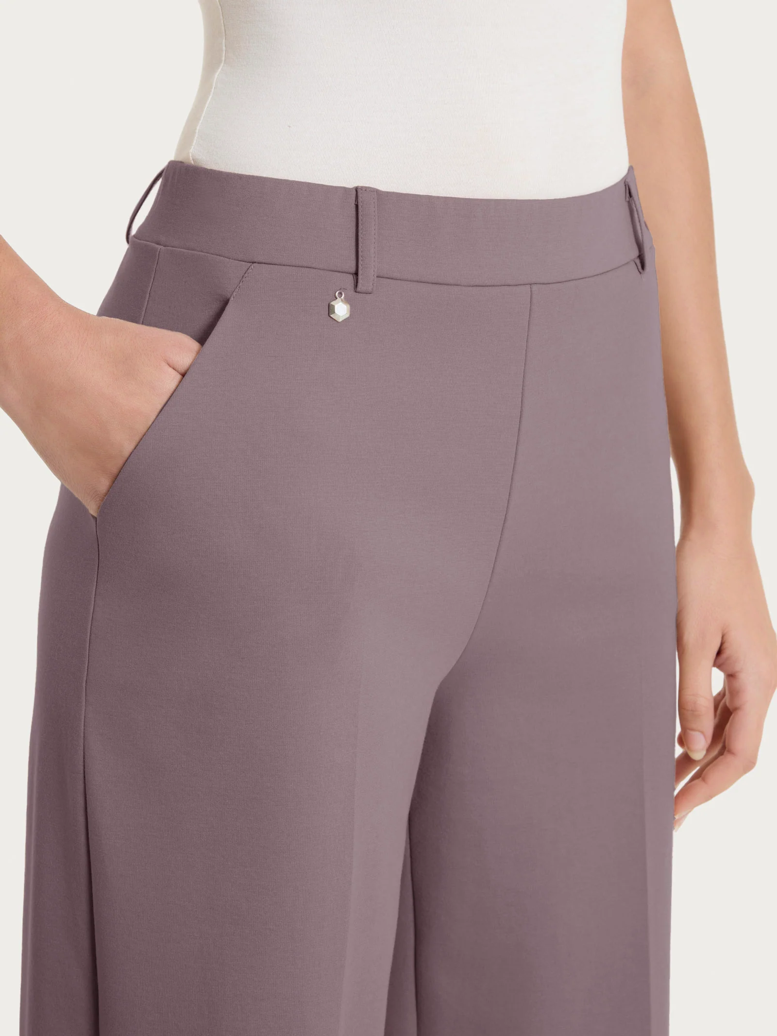 Pantalone a palazzo con tasche in Compact Light - Plum Truffle - Image 3