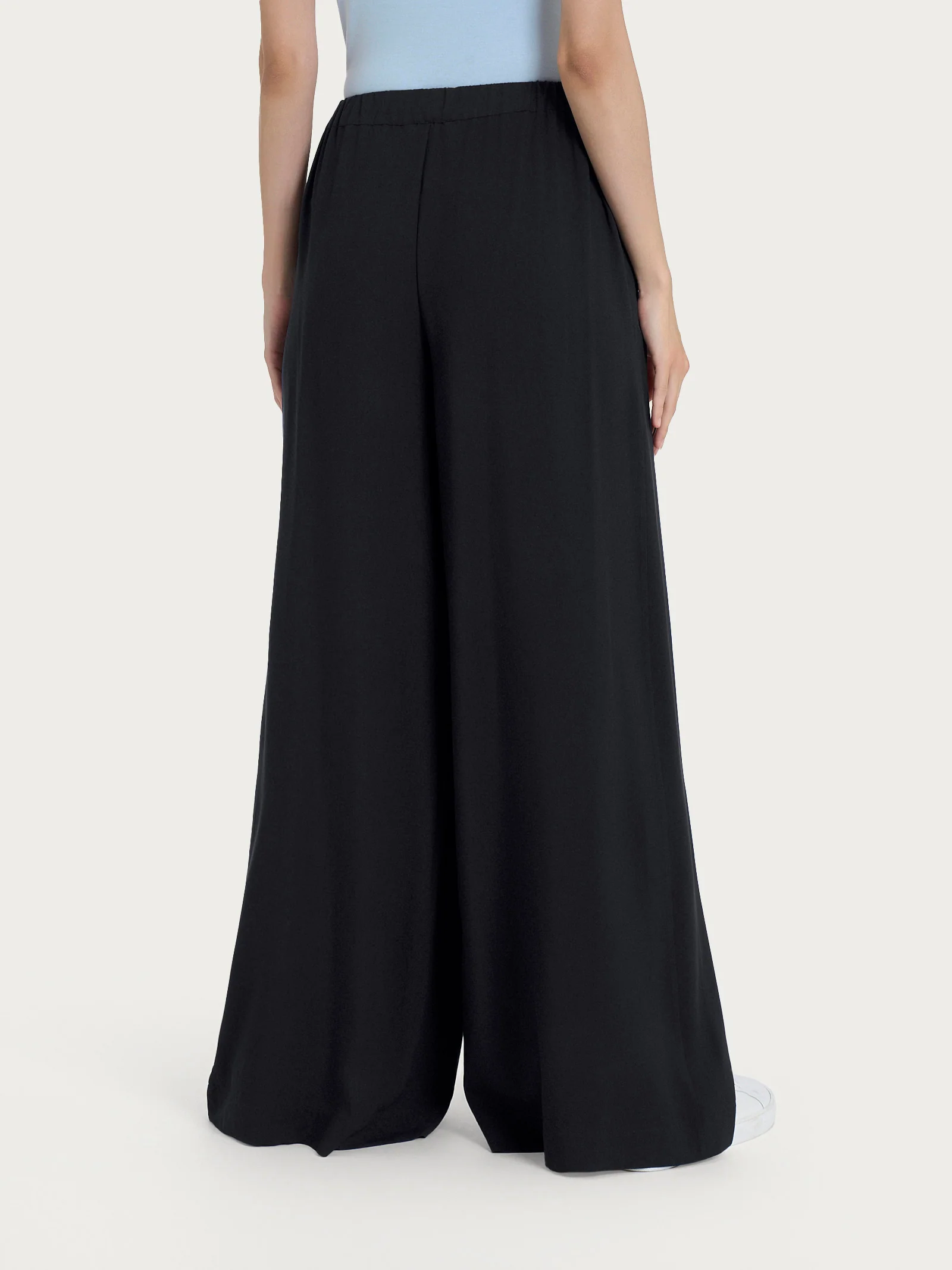 Pantalone a palazzo con tasche in Ecoseta - Nero - Image 2