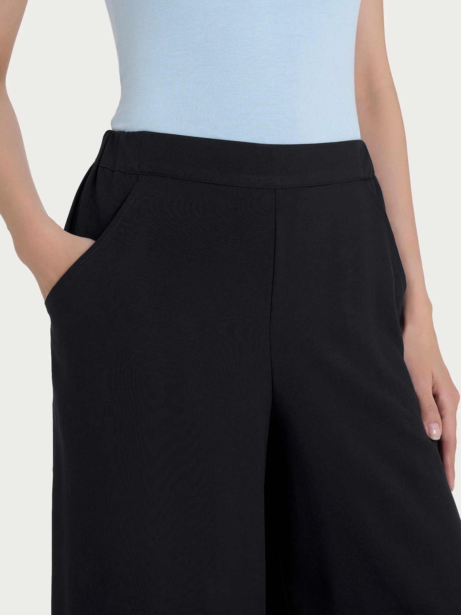 Pantalone a palazzo con tasche in Ecoseta - Nero - Image 3