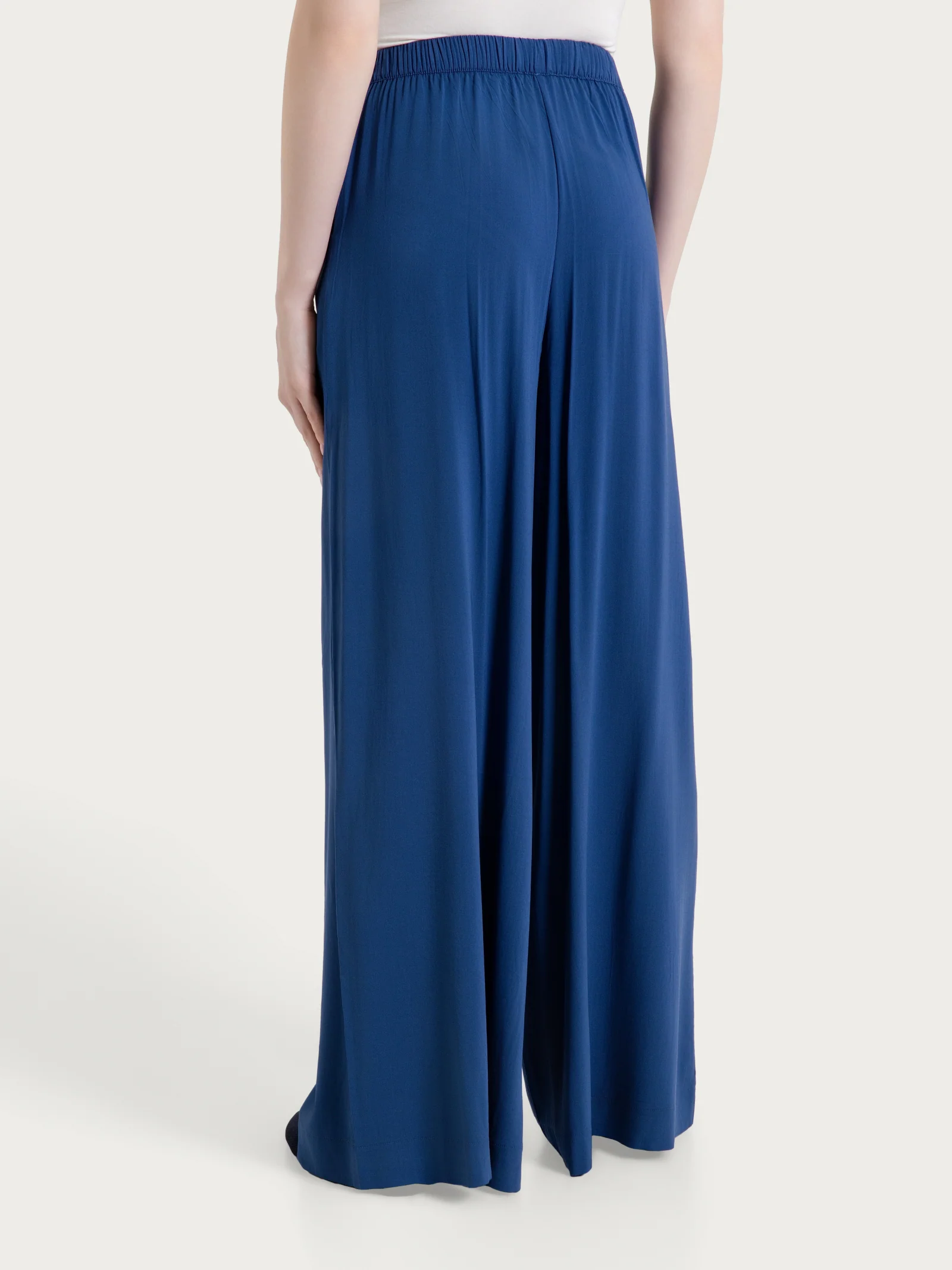 Pantalone a palazzo con tasche in Voile Stretch - Oceana - Image 2