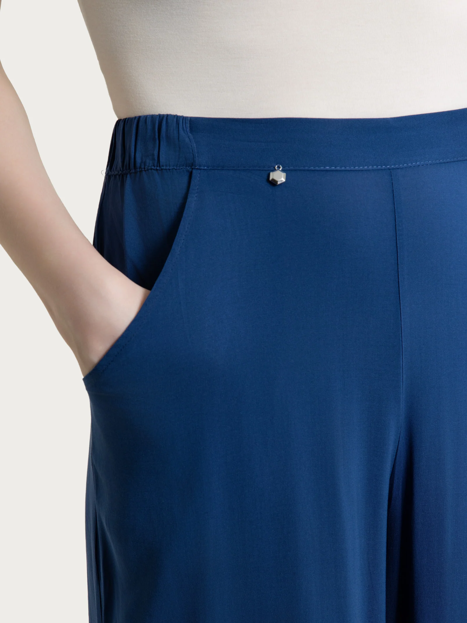 Pantalone a palazzo con tasche in Voile Stretch - Oceana - Image 3