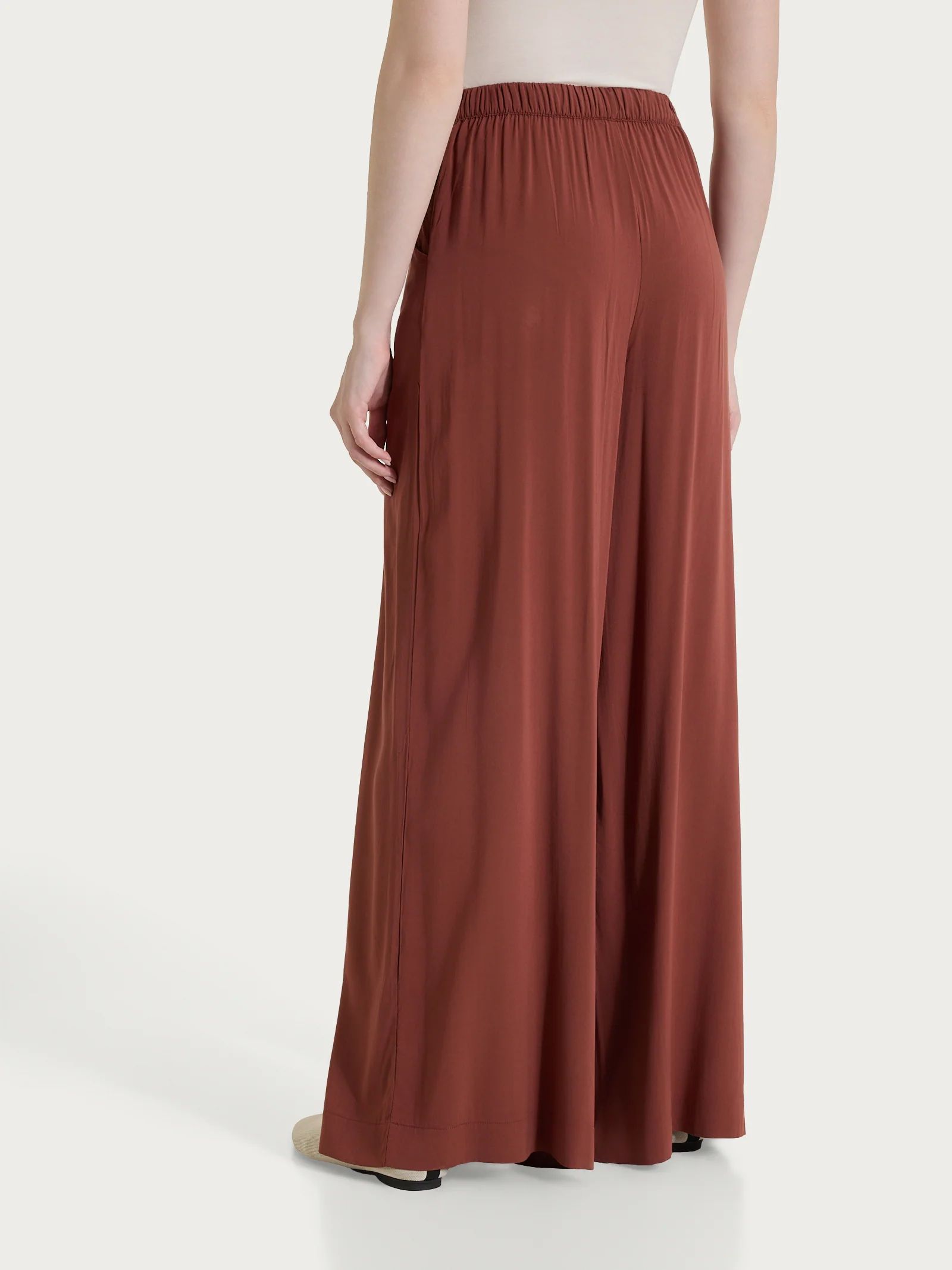 Pantalone a palazzo con tasche in Voile Stretch - Mahogany - Image 2