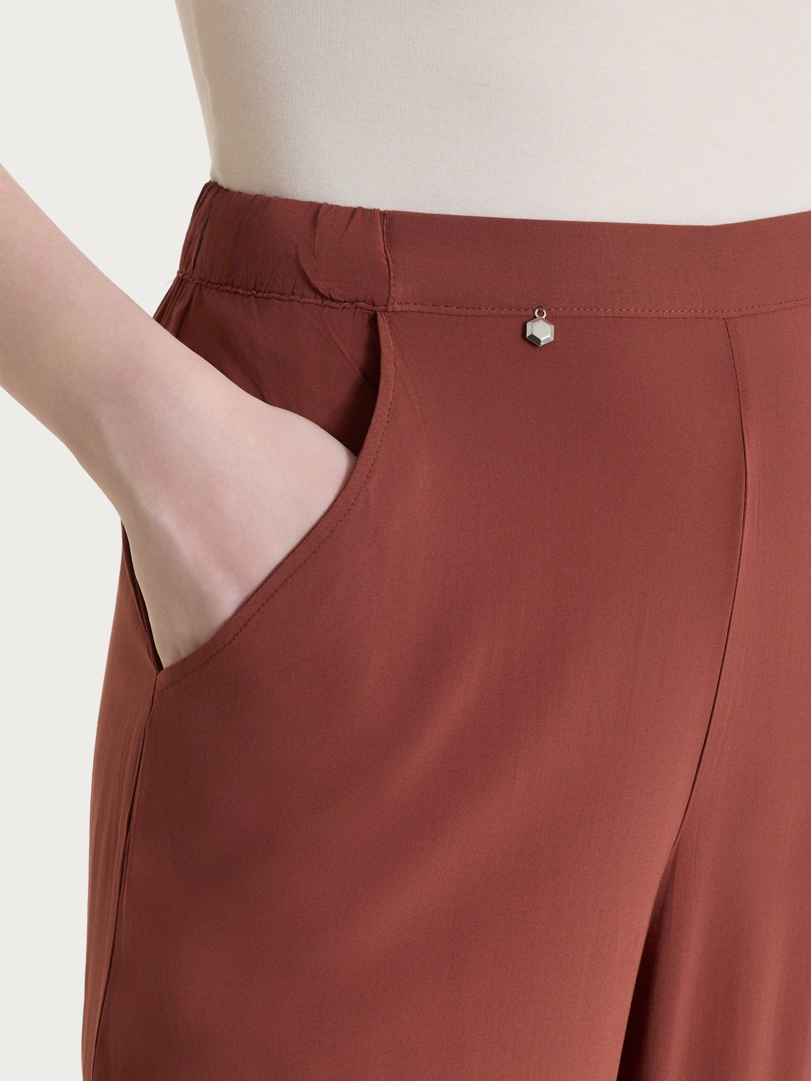 Pantalone a palazzo con tasche in Voile Stretch - Mahogany - Image 3