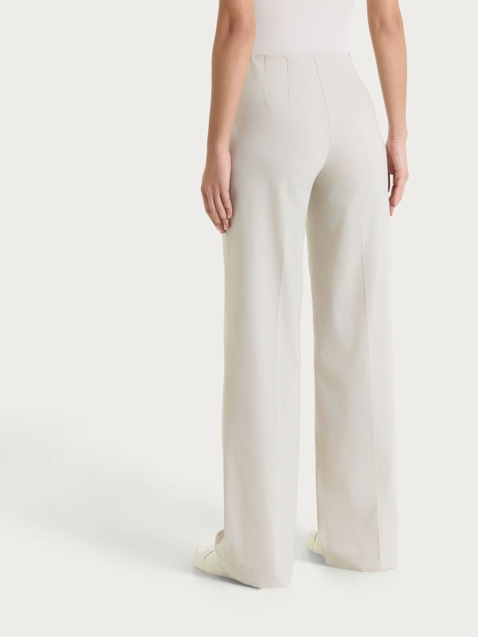 Pantalone a palazzo leggero in Super Fresh - Champignon - Image 2