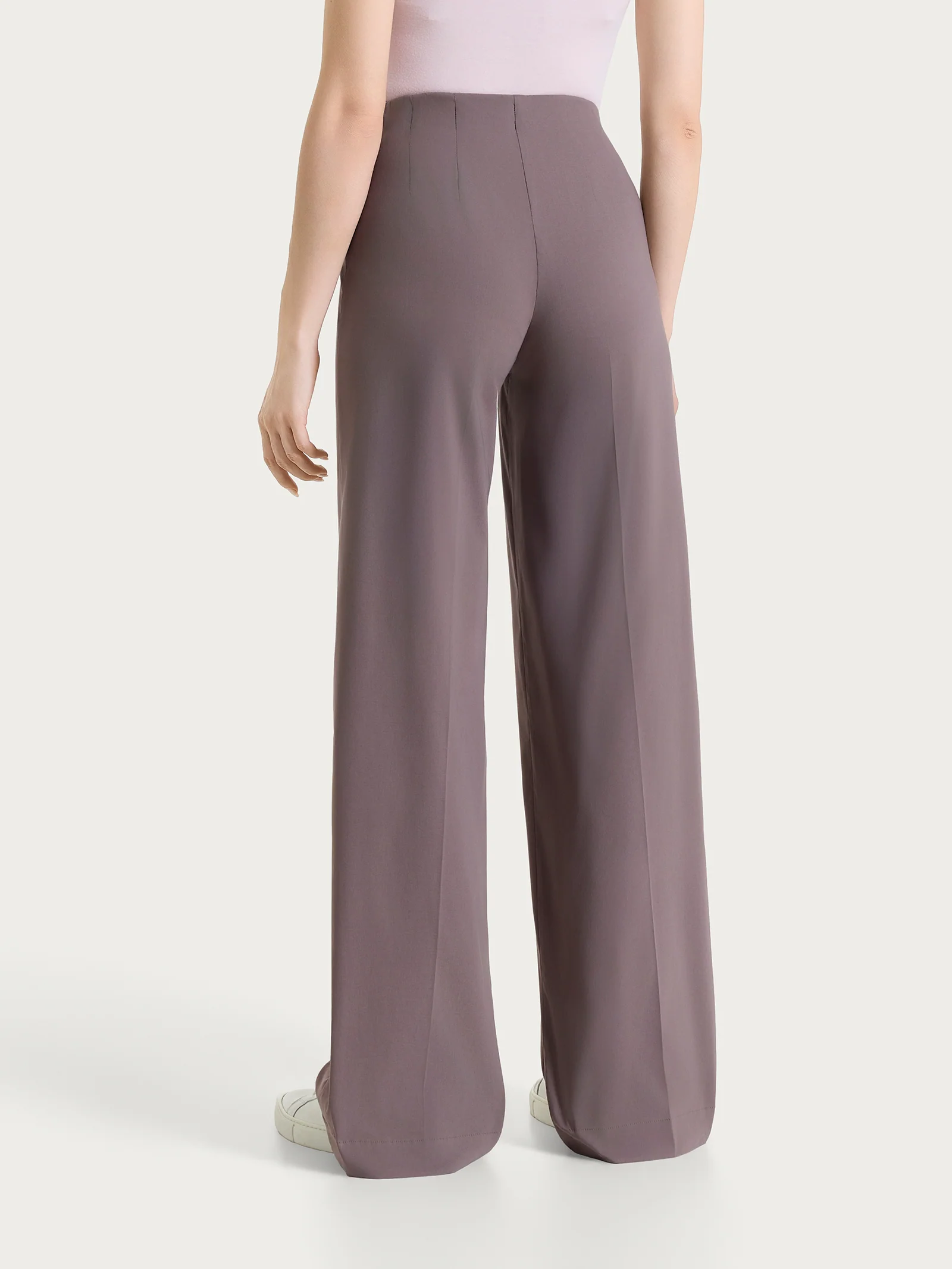Pantalone a palazzo leggero in Super Fresh - Plum Truffle - Image 2