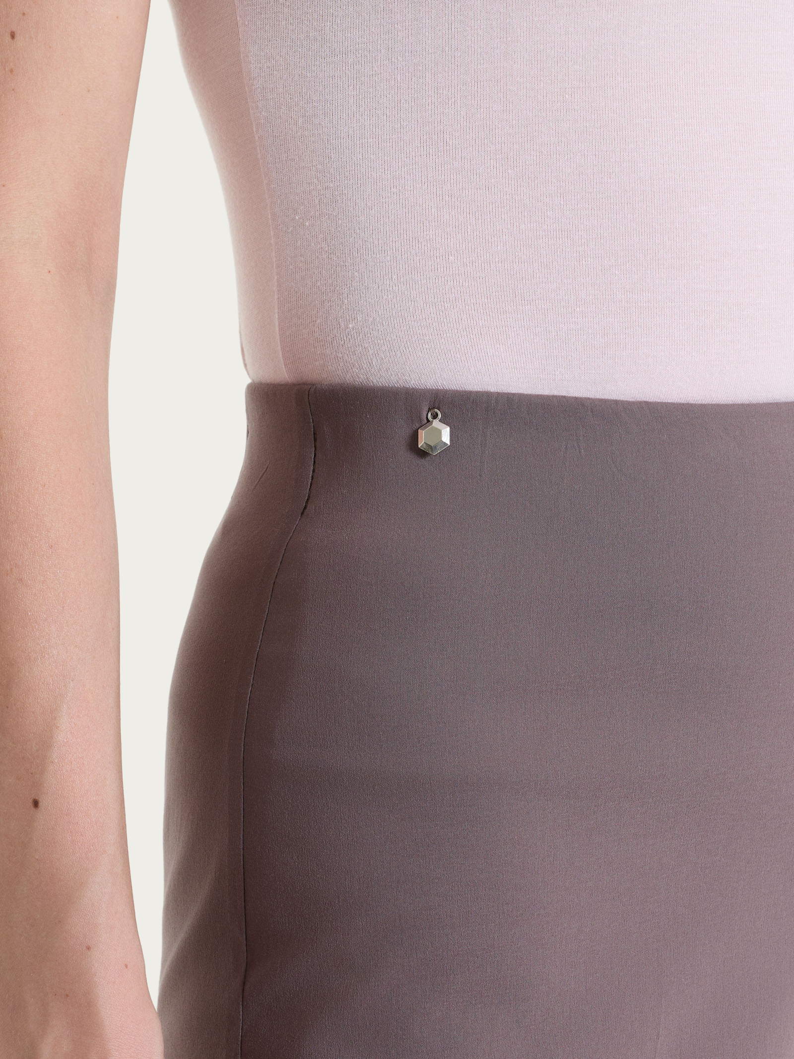 Pantalone a palazzo leggero in Super Fresh - Plum Truffle - Image 3