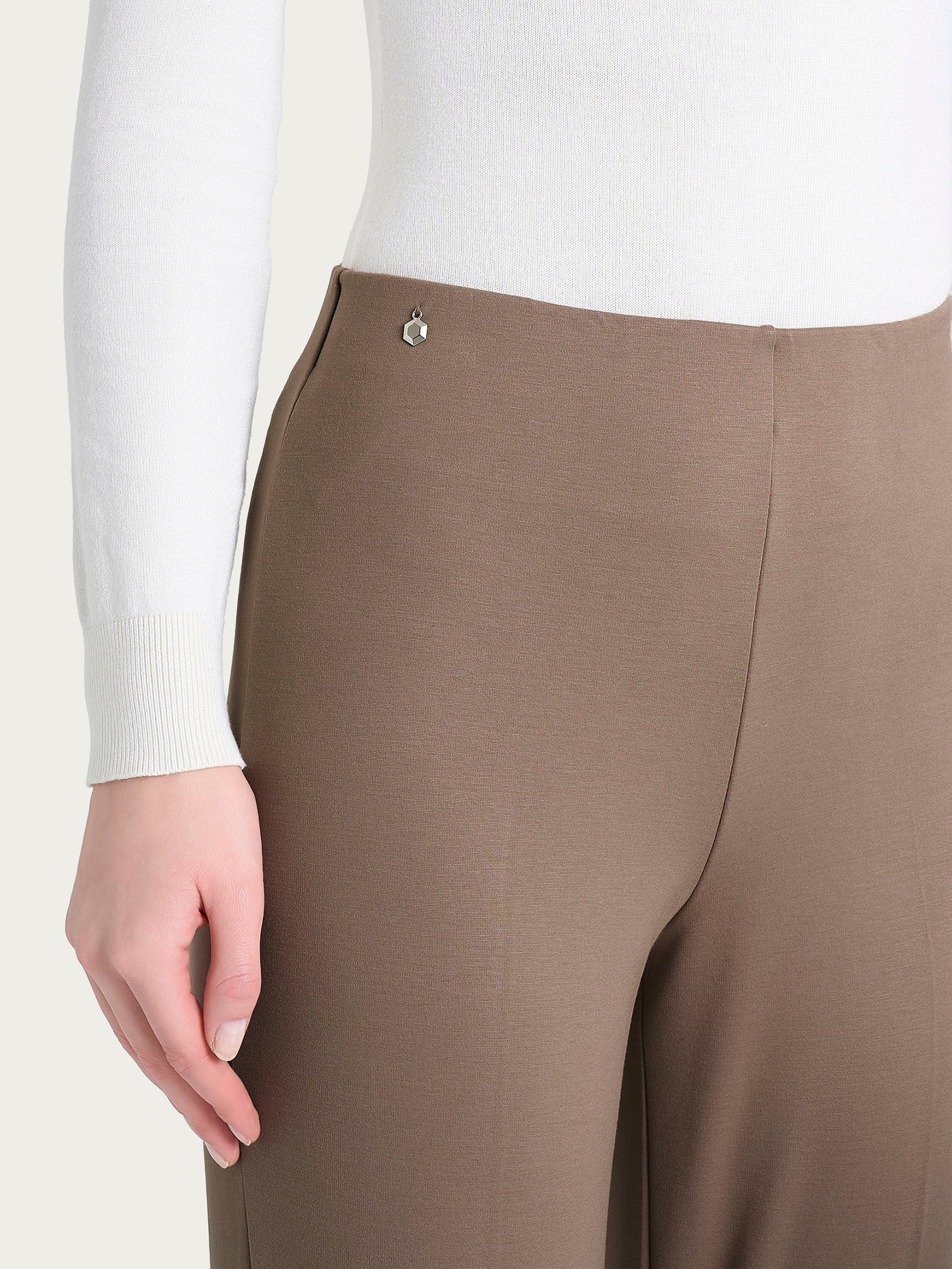 Pantalone a sigaretta con risvolto in Cashmere Compact - Pine Bark - Image 7