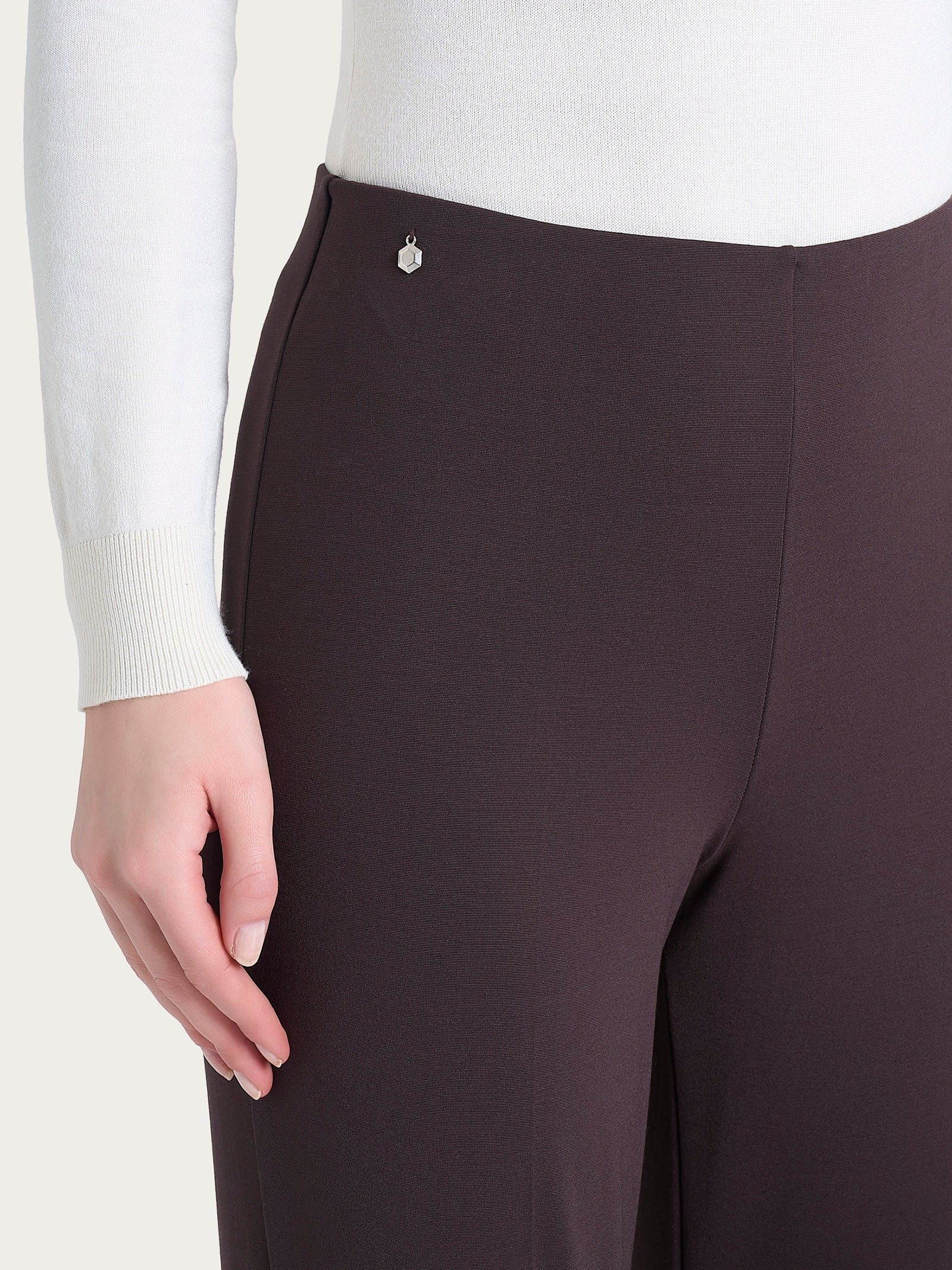 Pantalone a sigaretta con risvolto in Cashmere Compact - Chocolate Torte - Image 7