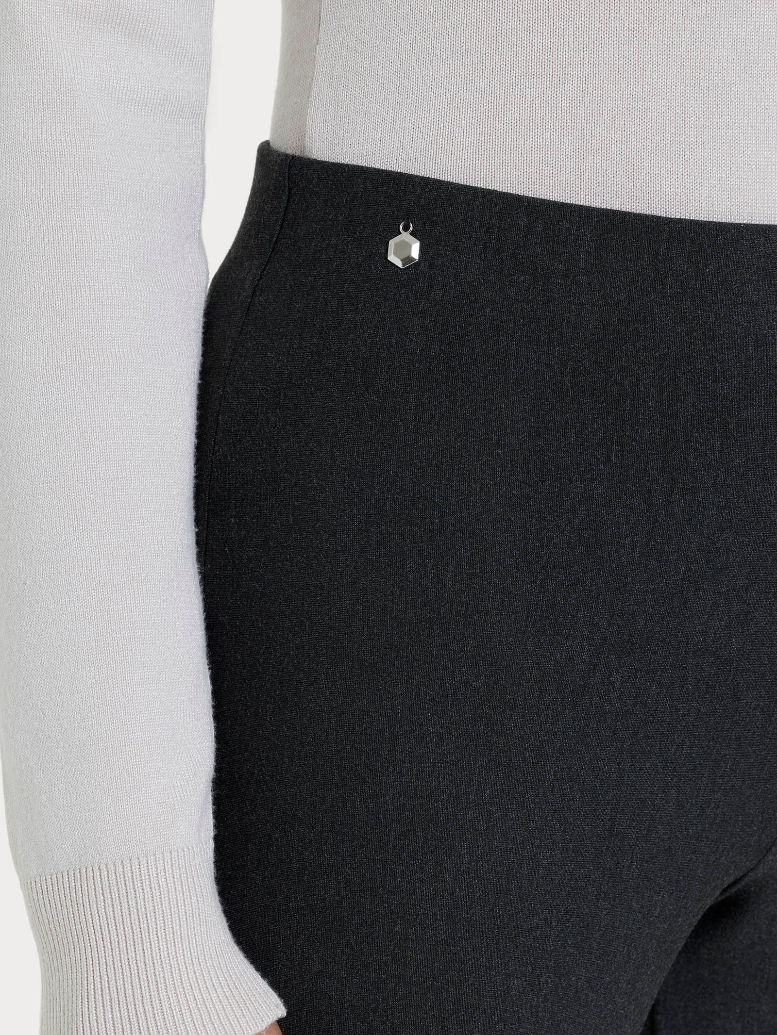 Pantalone a sigaretta con risvolto in Compact - Oscuro Mel. - Image 5