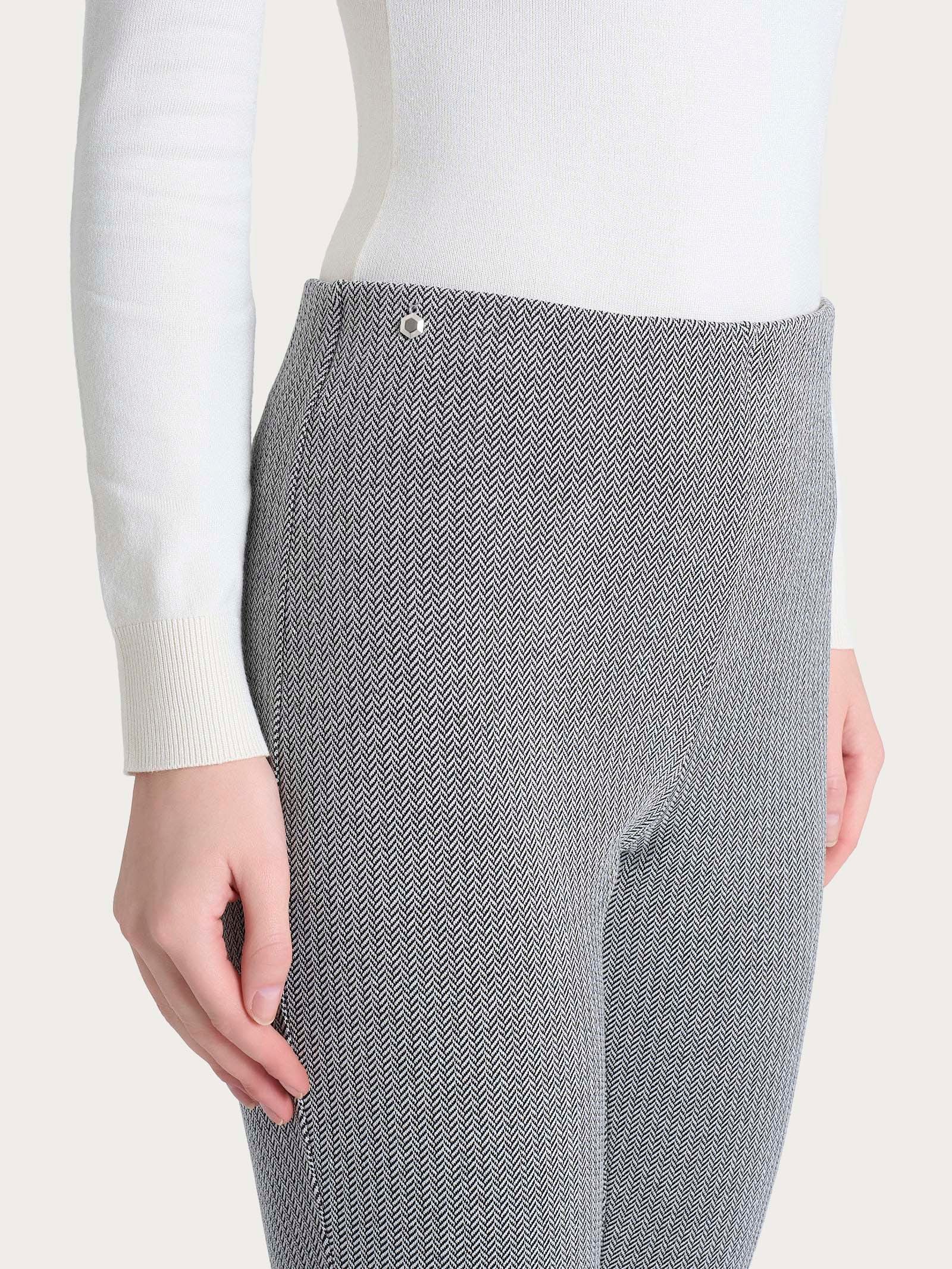 Pantalone a sigaretta con spacchetti e fantasia a spina di pesce in Eco Jacquard - Fant.Nero - Image 3