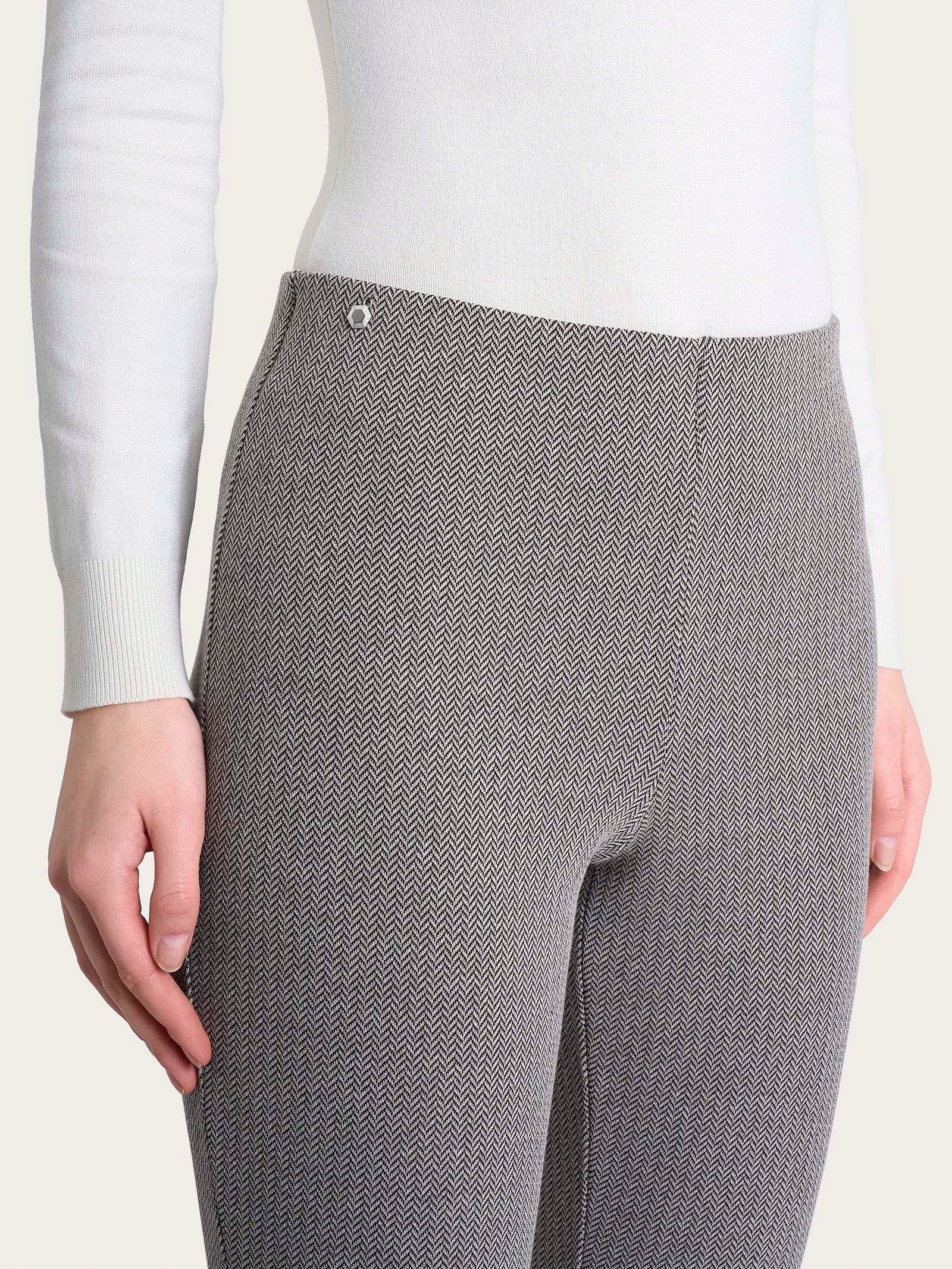 Pantalone a sigaretta con spacchetti e fantasia a spina di pesce in Eco Jacquard - Fant. Chocolate Torte Mel. - Image 3