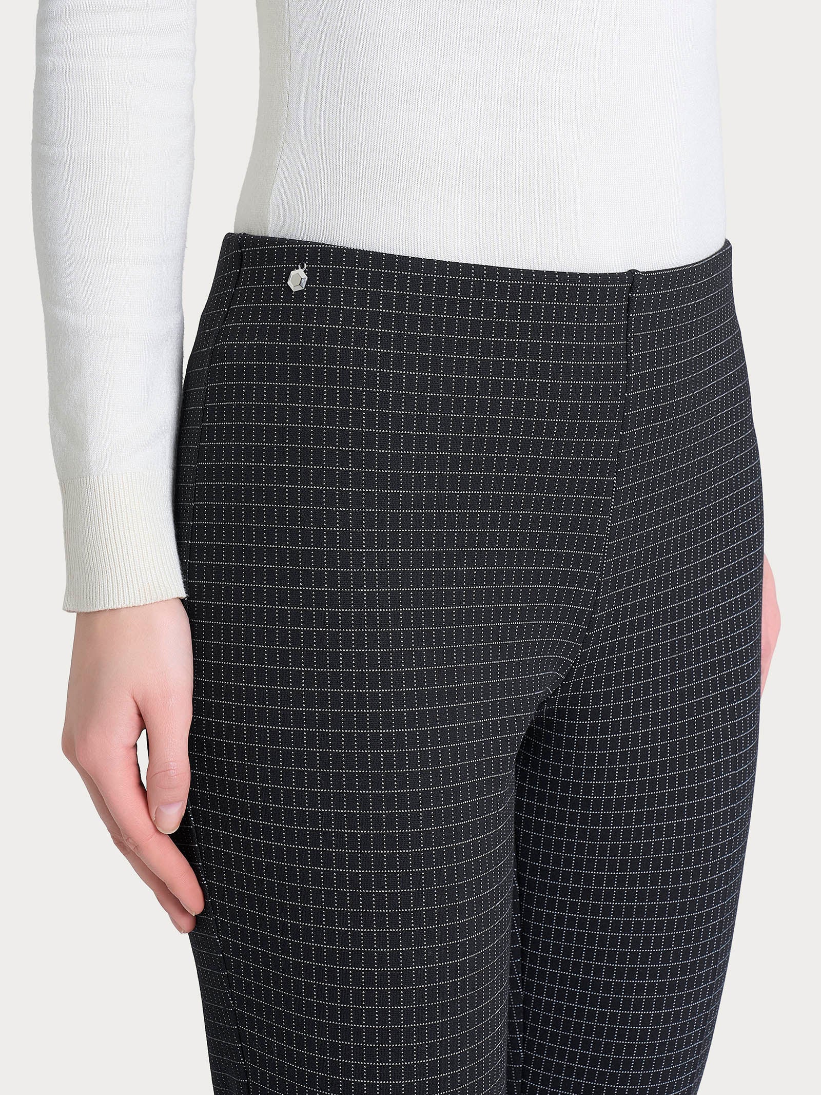 Pantalone a sigaretta con spacchetti e fantasia check in Eco Jacquard - Fant.Nero - Image 3