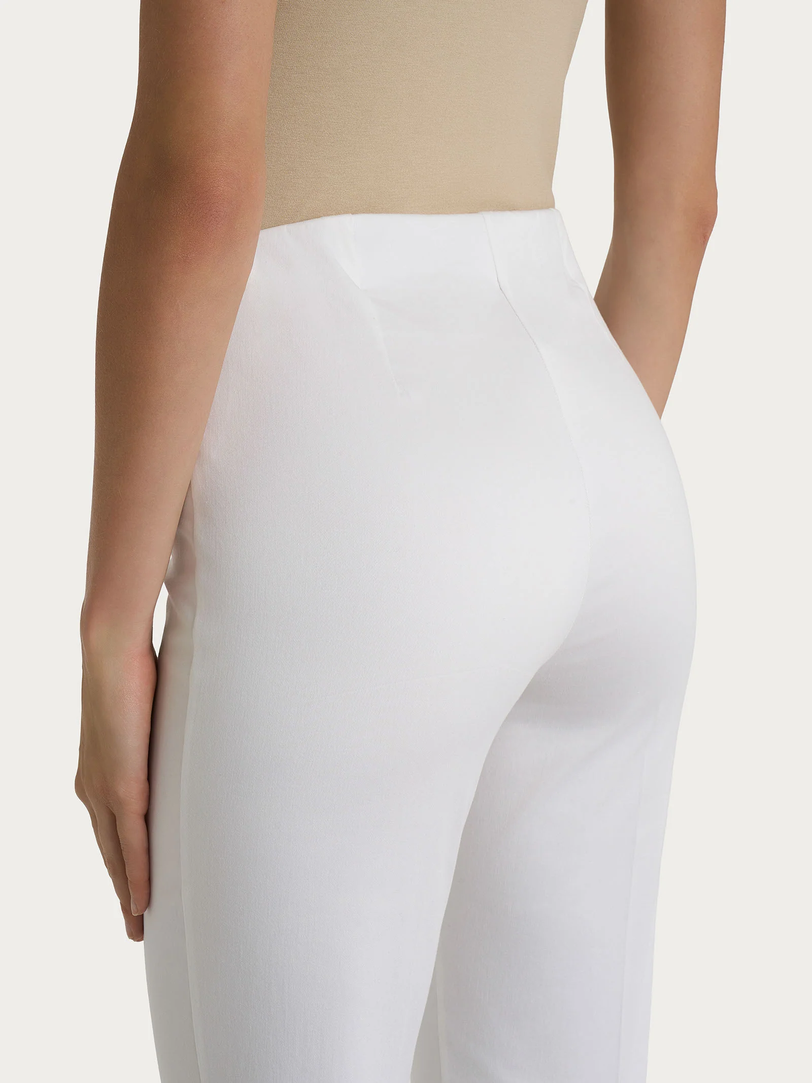 Pantalone a sigaretta con spacchetti in Satin Power - Bianco - Image 3