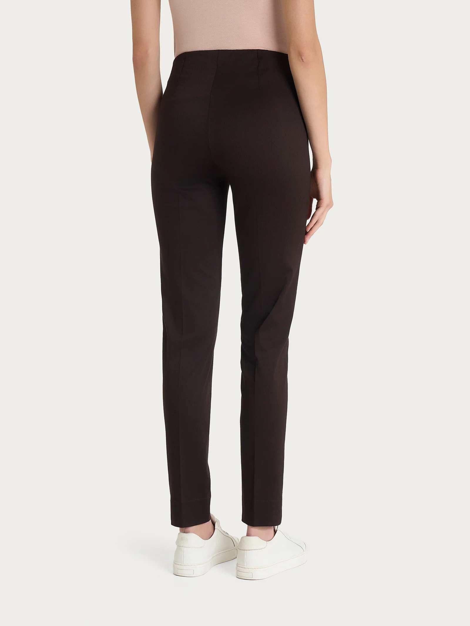 Pantalone a sigaretta con spacchetti in Satin Power - Chocolate Torte - Image 2