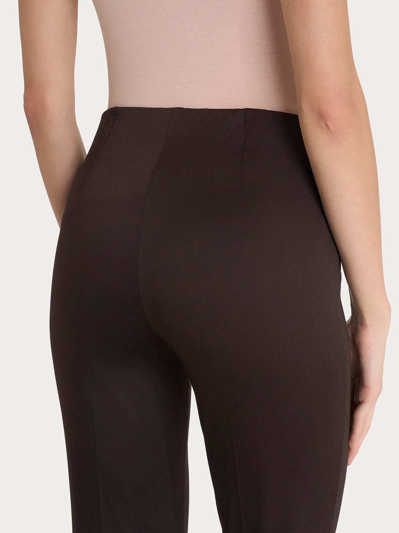 Pantalone a sigaretta con spacchetti in Satin Power - Chocolate Torte - Image 4