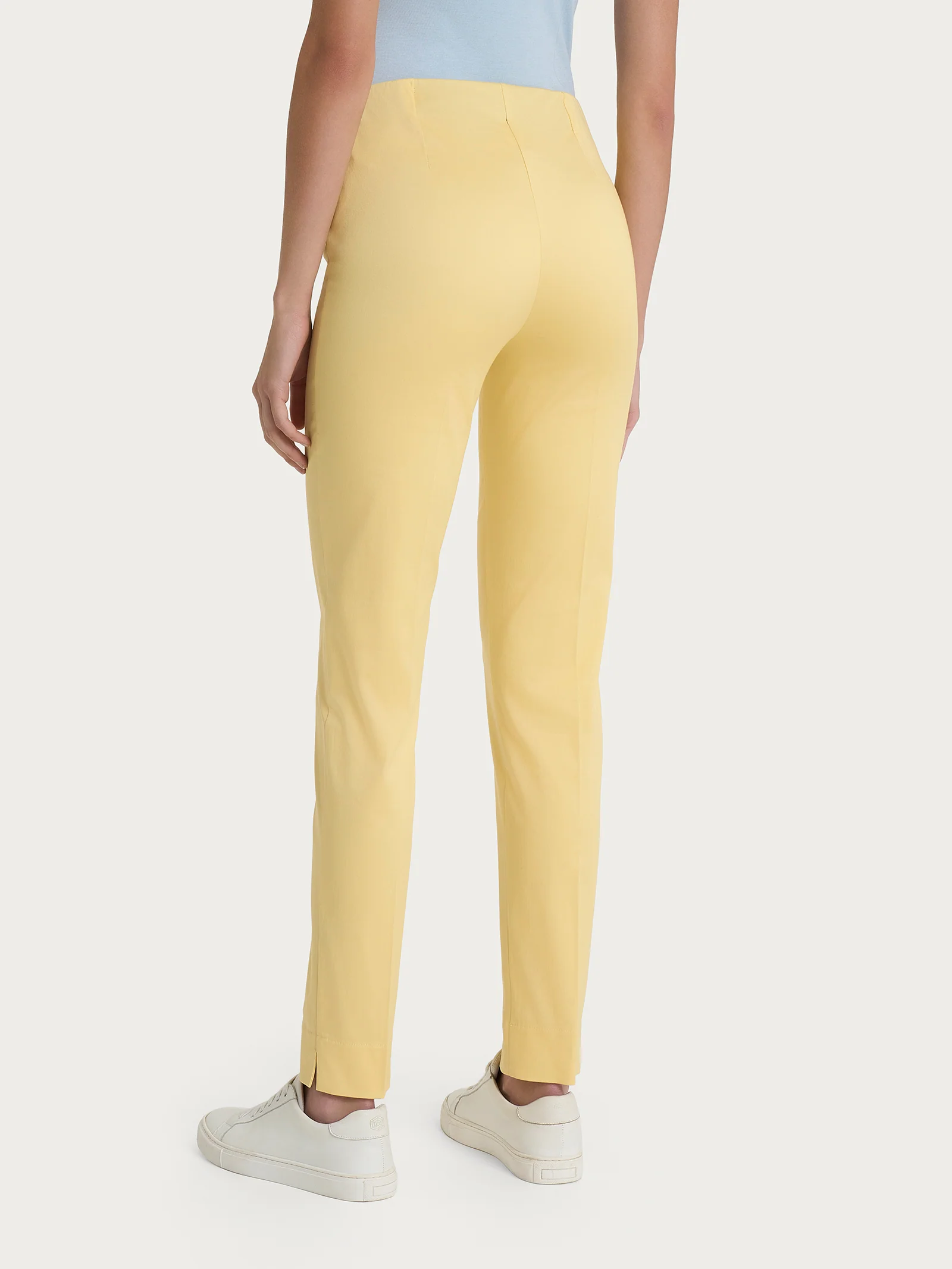 Pantalone a sigaretta con spacchetti in Satin Power - Pale Banana - Image 2
