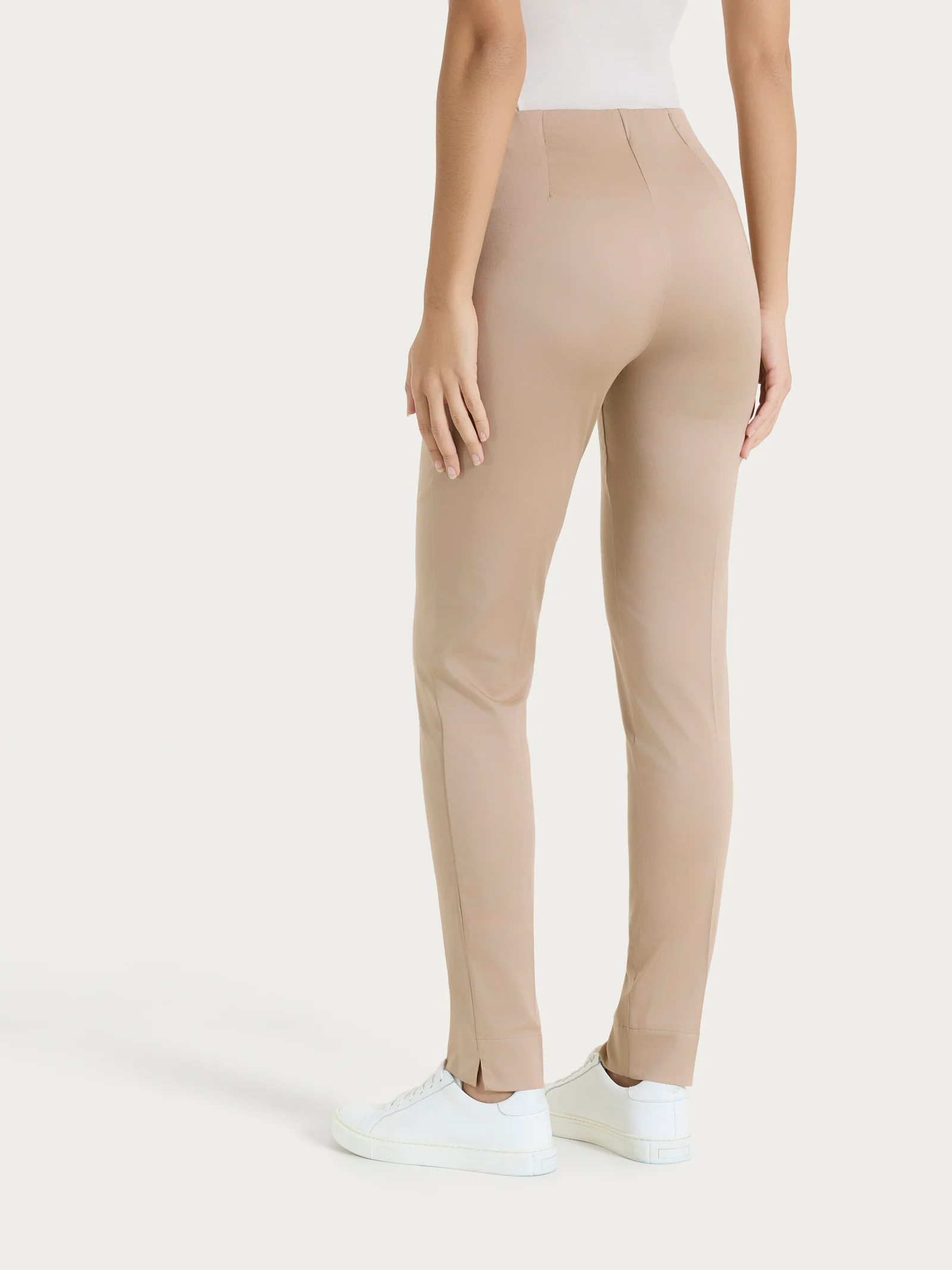 Pantalone a sigaretta con spacchetti in Satin Power - Warm Taupe - Image 2