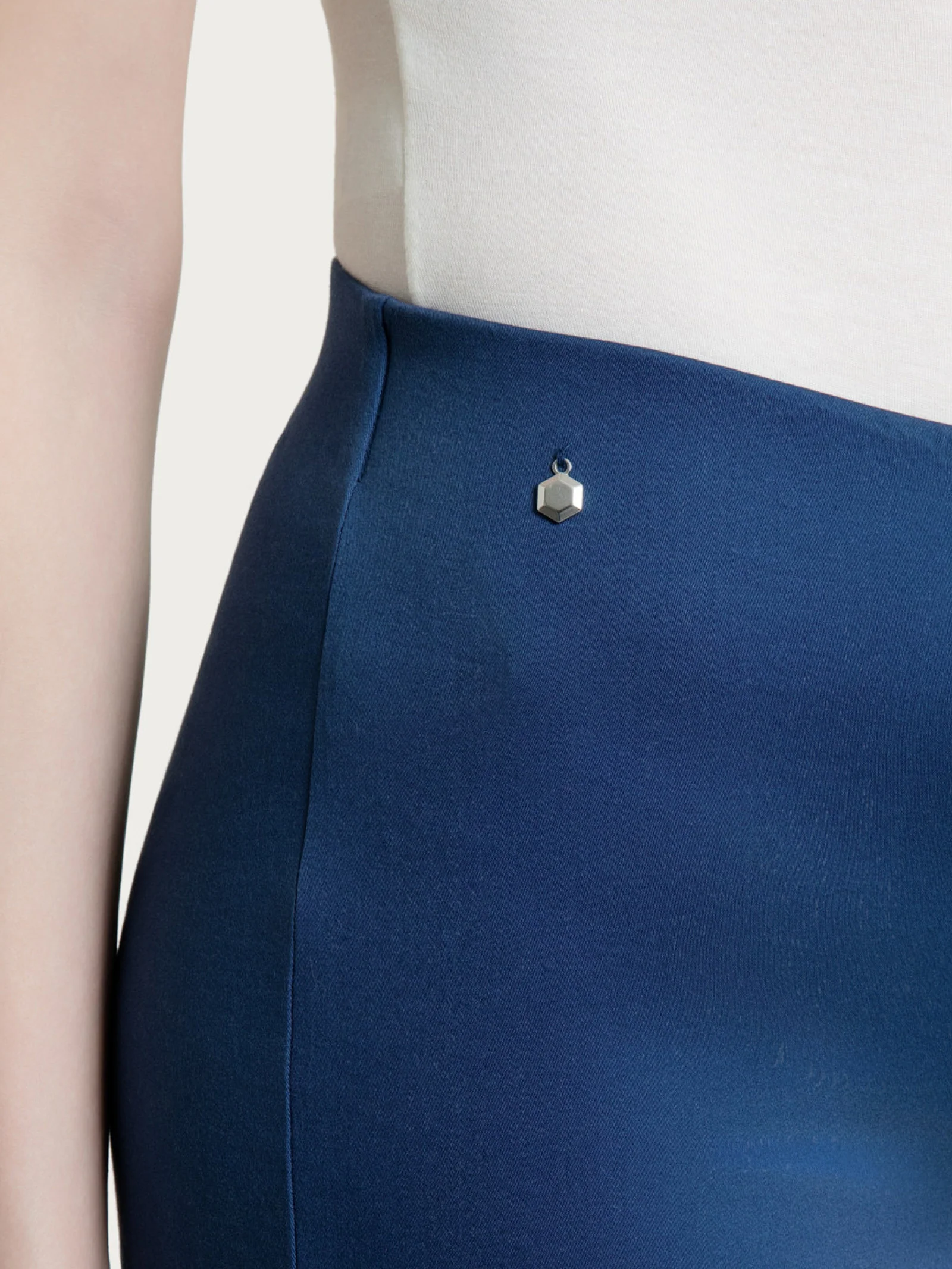 Pantalone a sigaretta con spacchetti in Satin Power - Oceana - Image 3