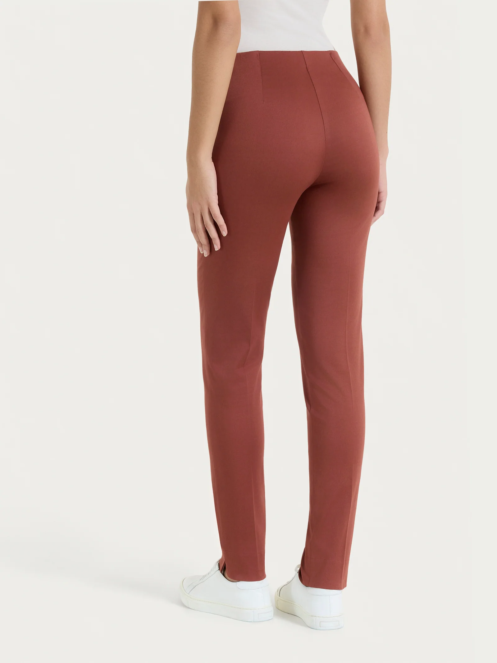 Pantalone a sigaretta con spacchetti in Satin Power - Mahogany - Image 2