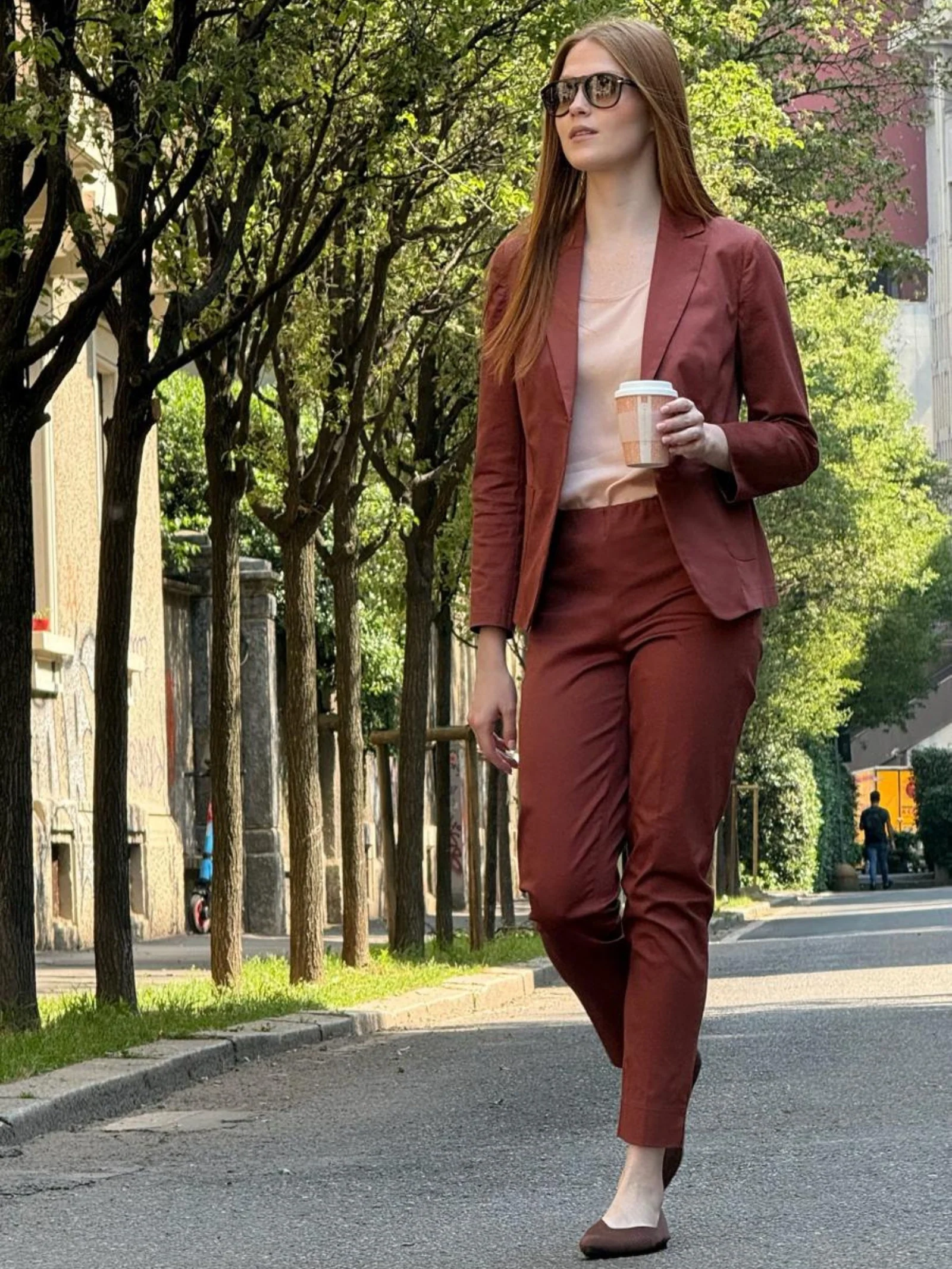 Pantalone a sigaretta con spacchetti in Satin Power - Mahogany - Image 4