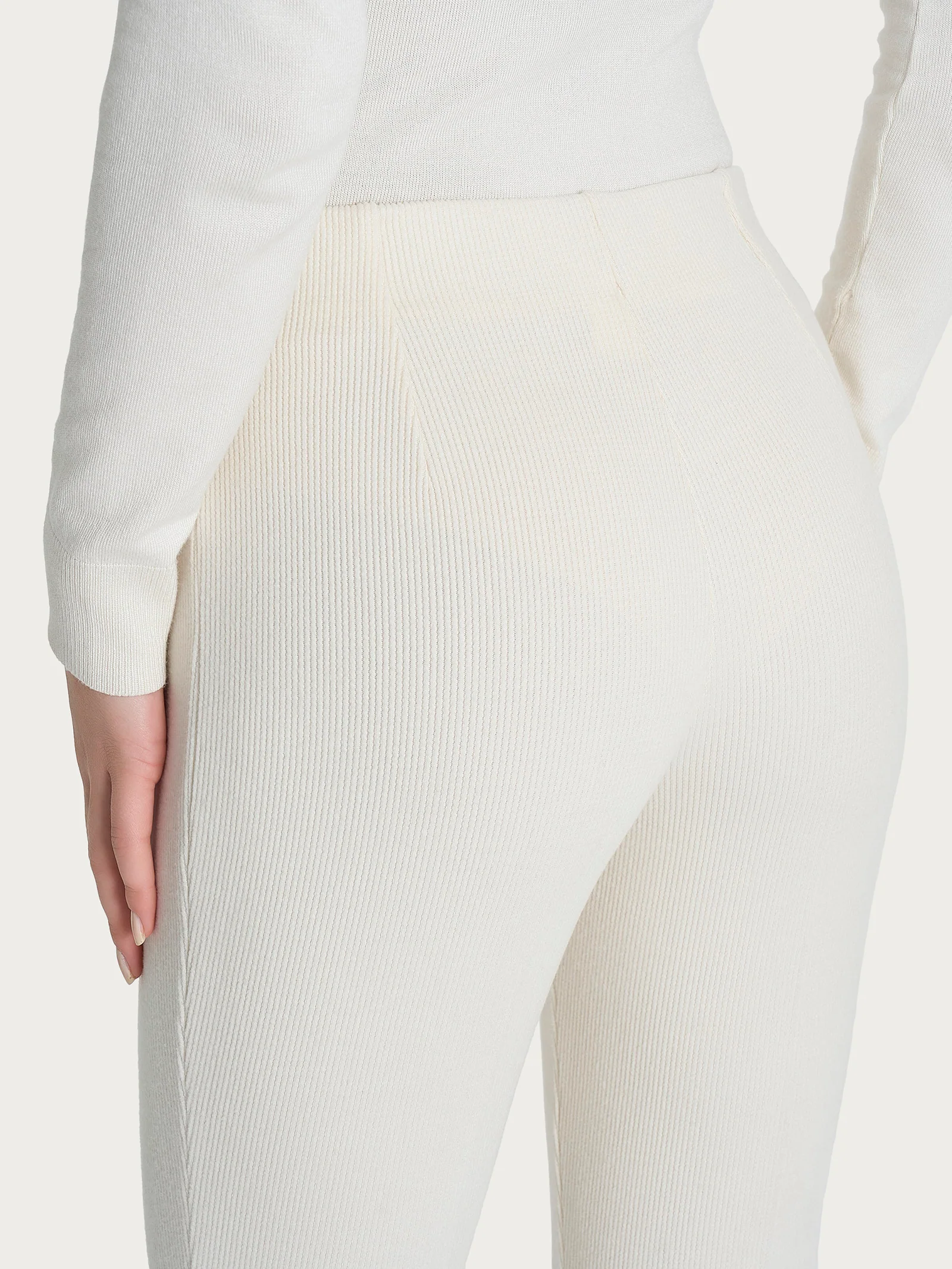 Pantalone a sigaretta con spacchetti in Velvet - Avorio - Image 3